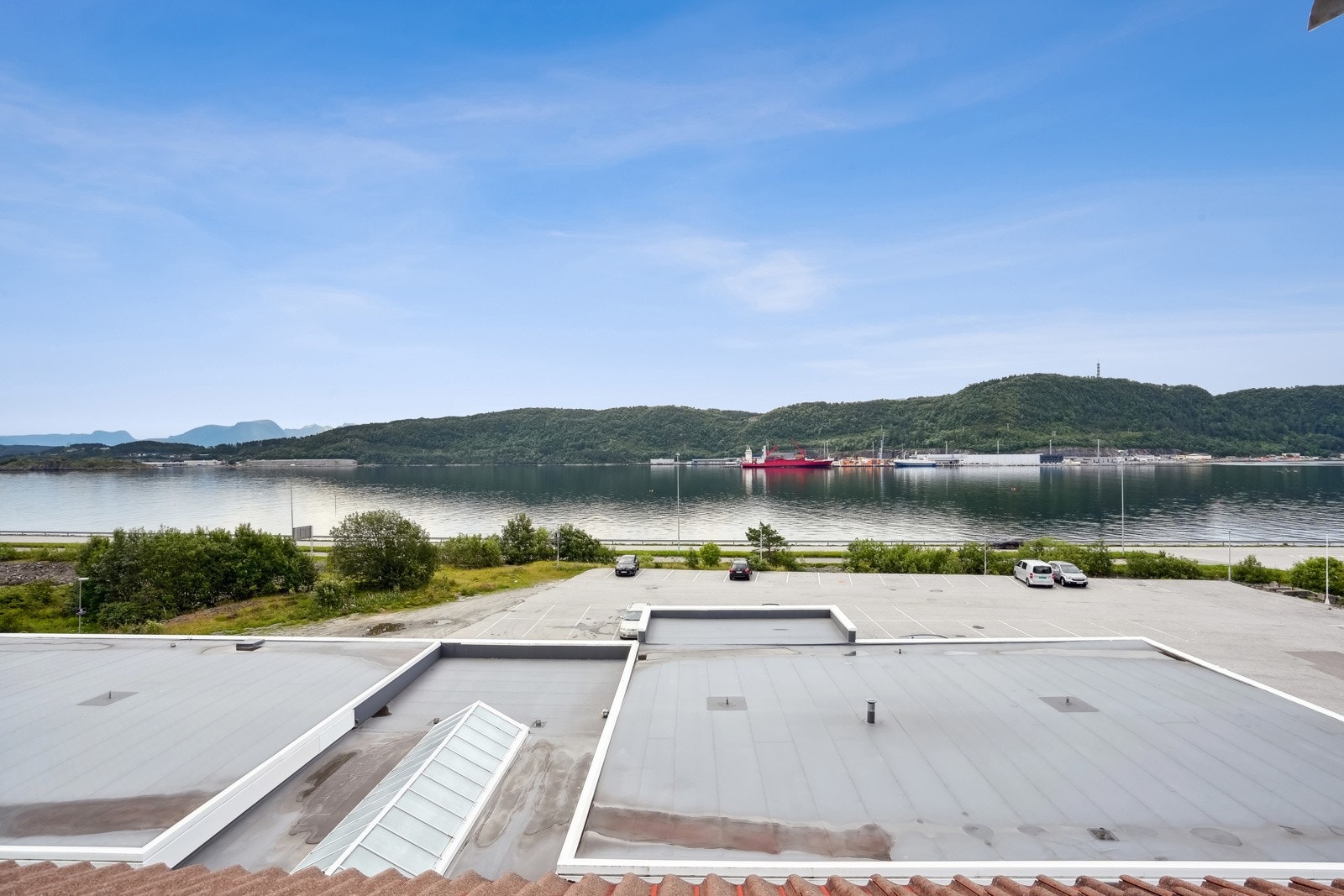 Skyvedøren til balkongen er fra 2021 og har vedlikeholdsfrie karmer med 2-lags isolerglass. Galleribilde