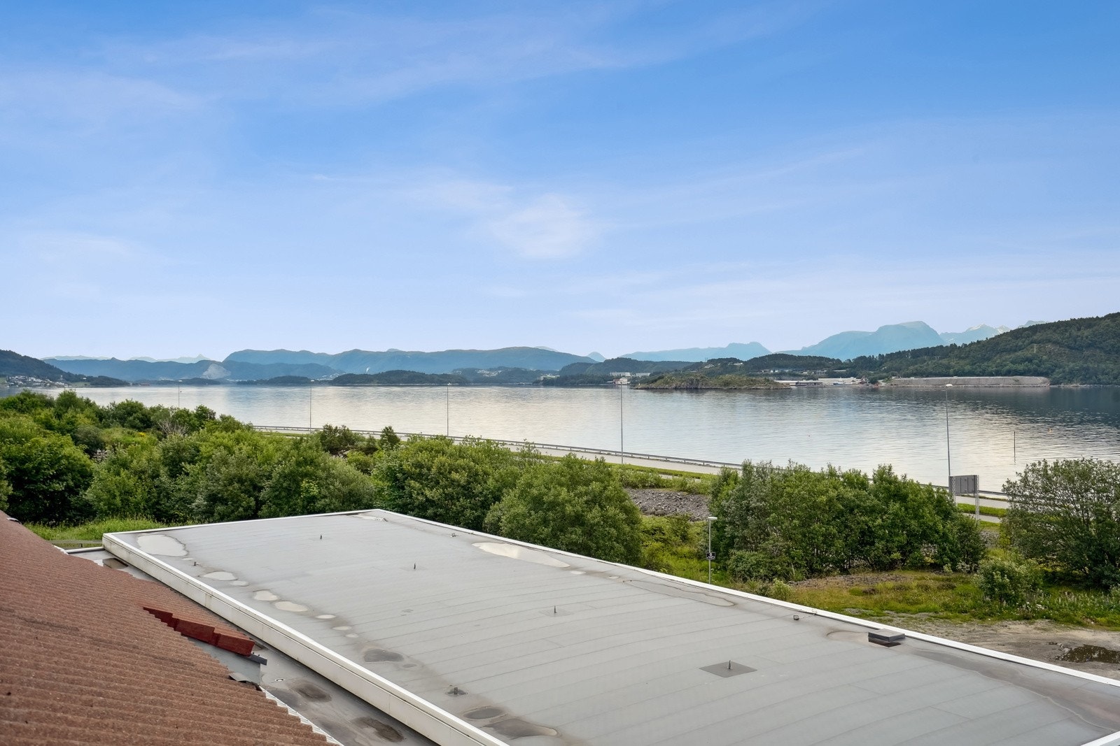Utsikten strekker seg fra Ellingsøyfjorden og Sunnmørsalpene i øst, og helt mot Runde i vest. Galleribilde