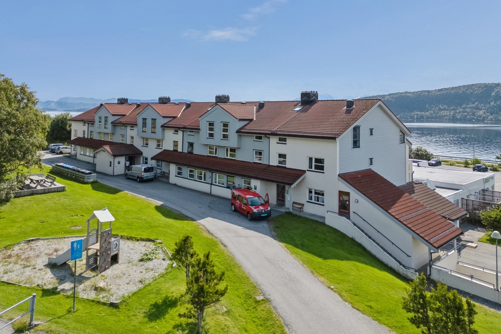 Eiendommen ligger sentralt til med flere fasiliteter innen rekkevidde, herunder barneskole, barnehage og dagligvarebutikk. Galleribilde