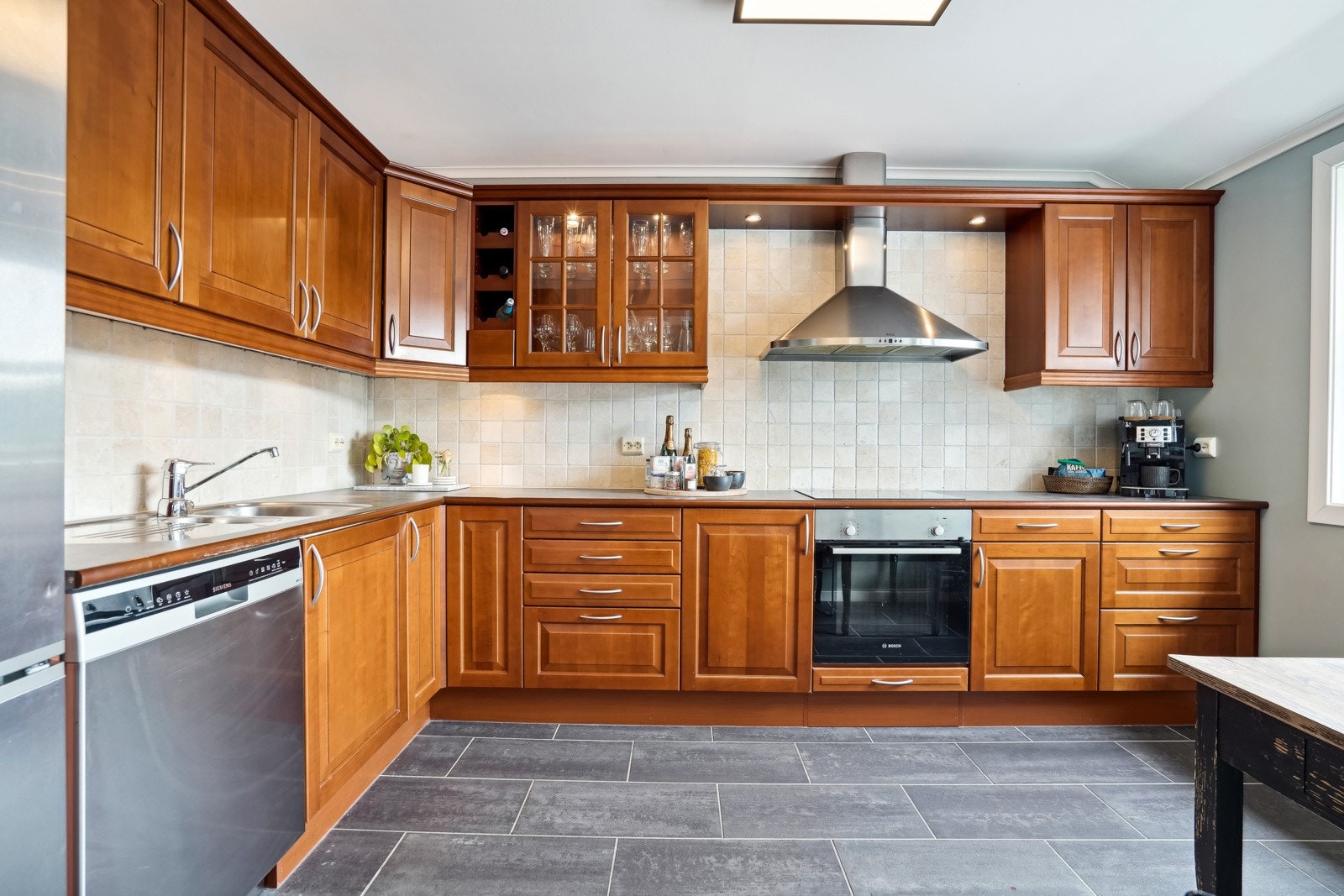 Flott kjøkkeninnredning med kirsebærfargede, profilerte fronter. Godt med skap- og arbeidsplass! Galleribilde