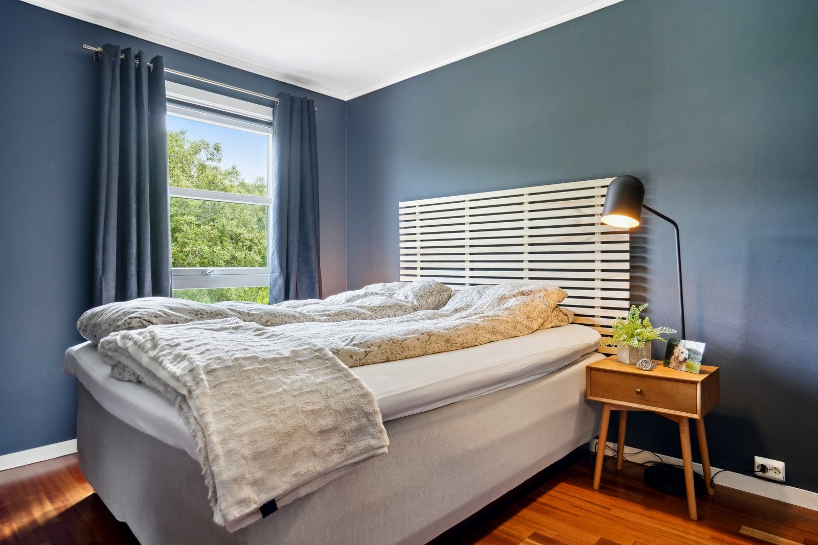 Soverommet er av god størrelse, med nok plass til dobbeltseng og tilhørende soveromsinnredning. Galleribilde