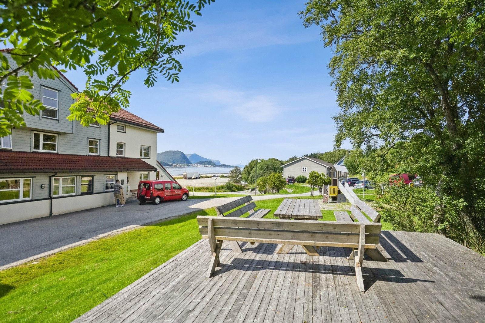 Solen kan også nytes på sameiets fellesarealer, pent opparbeidet med plen, sittegrupper og lekeplass for de minste. Galleribilde