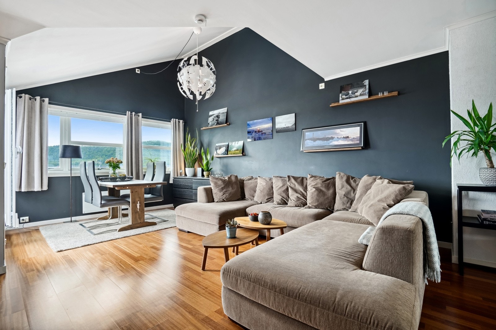 Romslig stue med god takhøyde og store vindusflater. Galleribilde