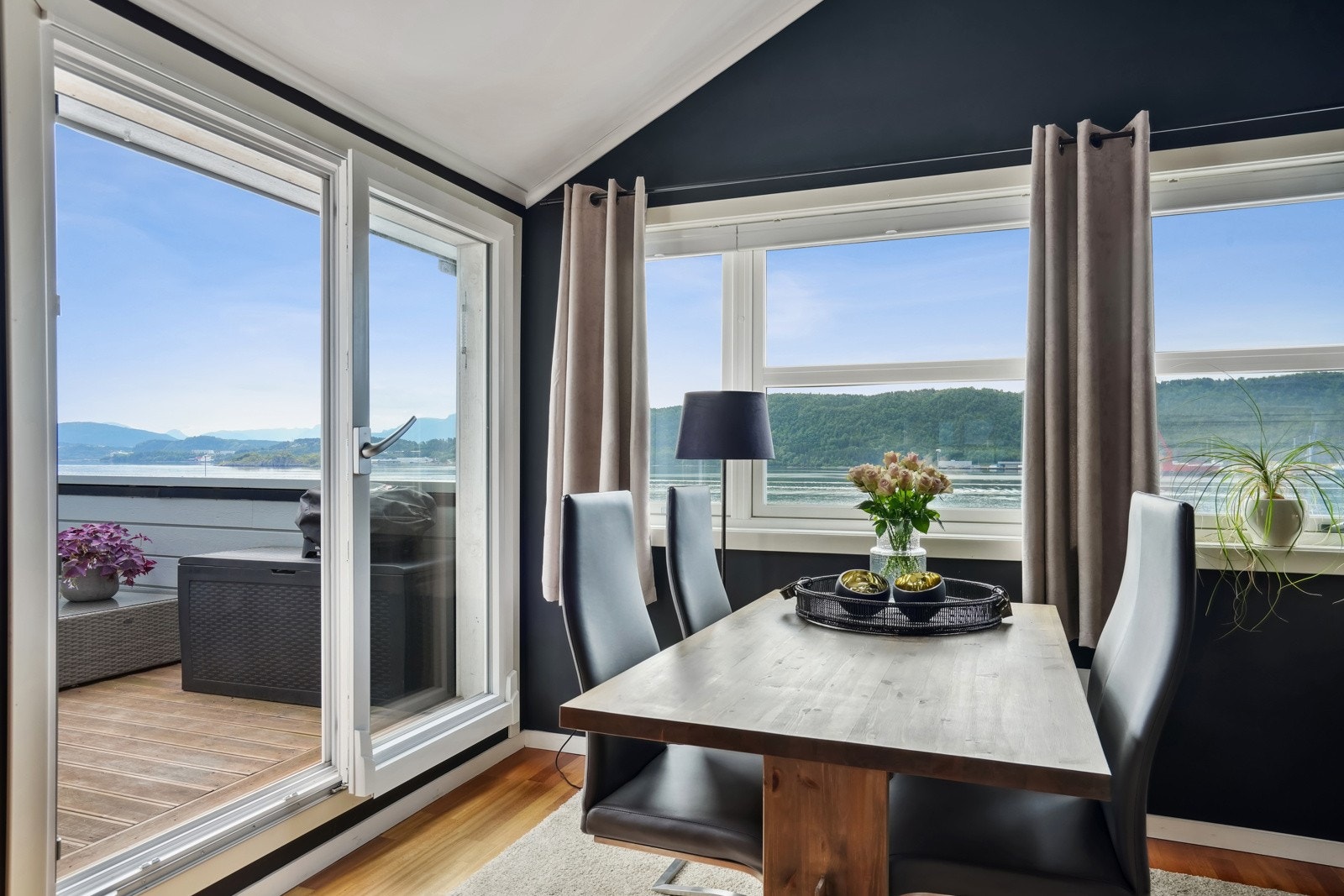 Spiseavdelingen er strategisk plassert, utsikten kan med glede nytes rundt middagsbordet. Galleribilde