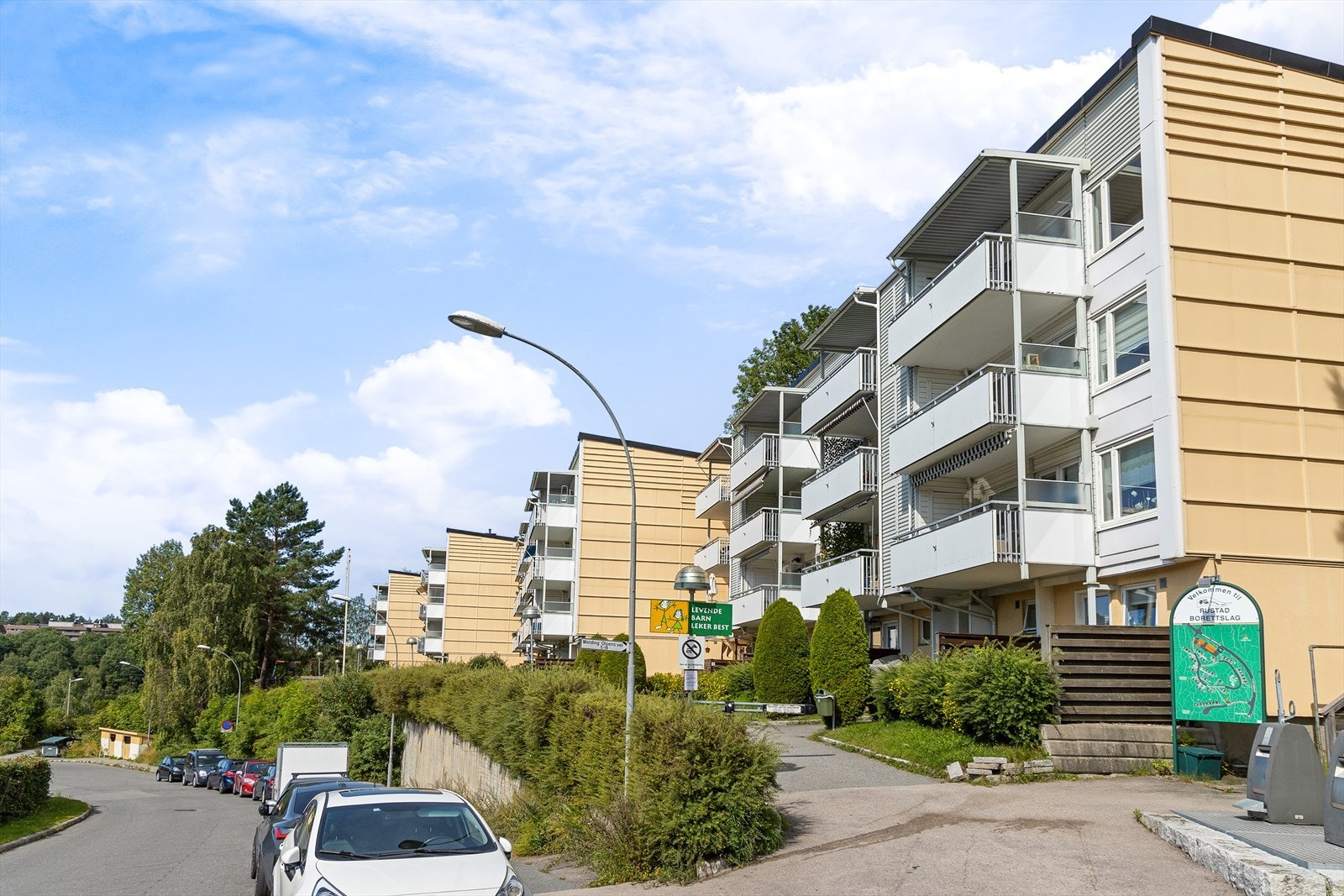 Leiligheten har en fin beliggenhet på Rustad i hyggelige og skjermede omgivelser. Galleribilde