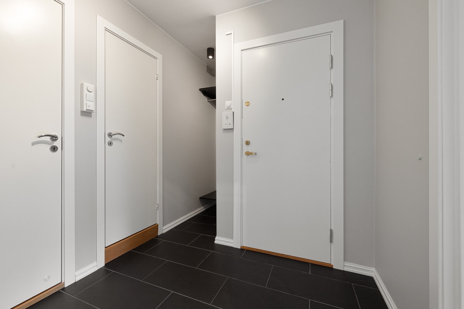 Her ønskes du velkommen inn i en hyggelig entrè med plass til å henge fra seg ytterklær. Galleribilde