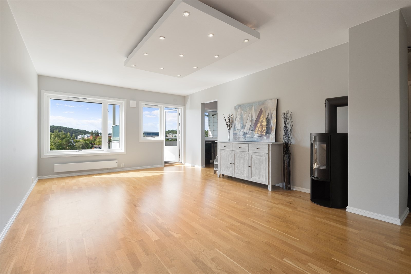 Det er laget et panel i himling med downlights som er en fin detalj i rommet. Galleribilde