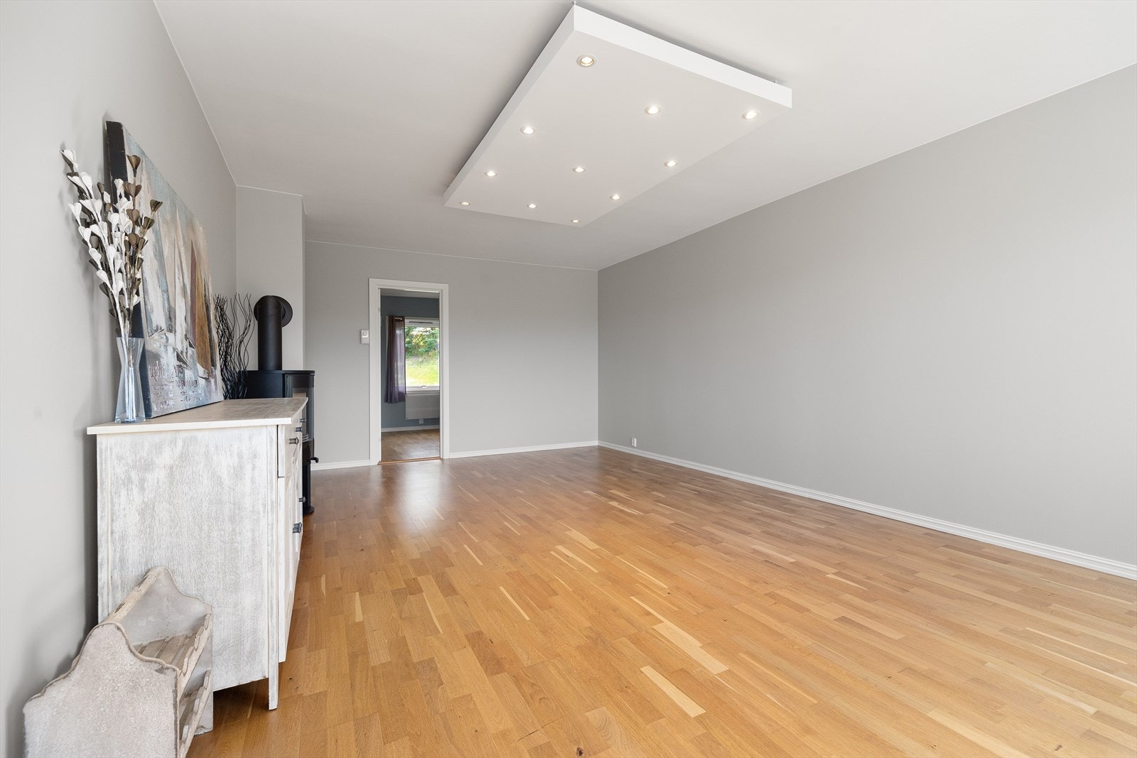 Stuen er romslig, med god plass til sofa med tilhørende møblement og spisebord. Galleribilde