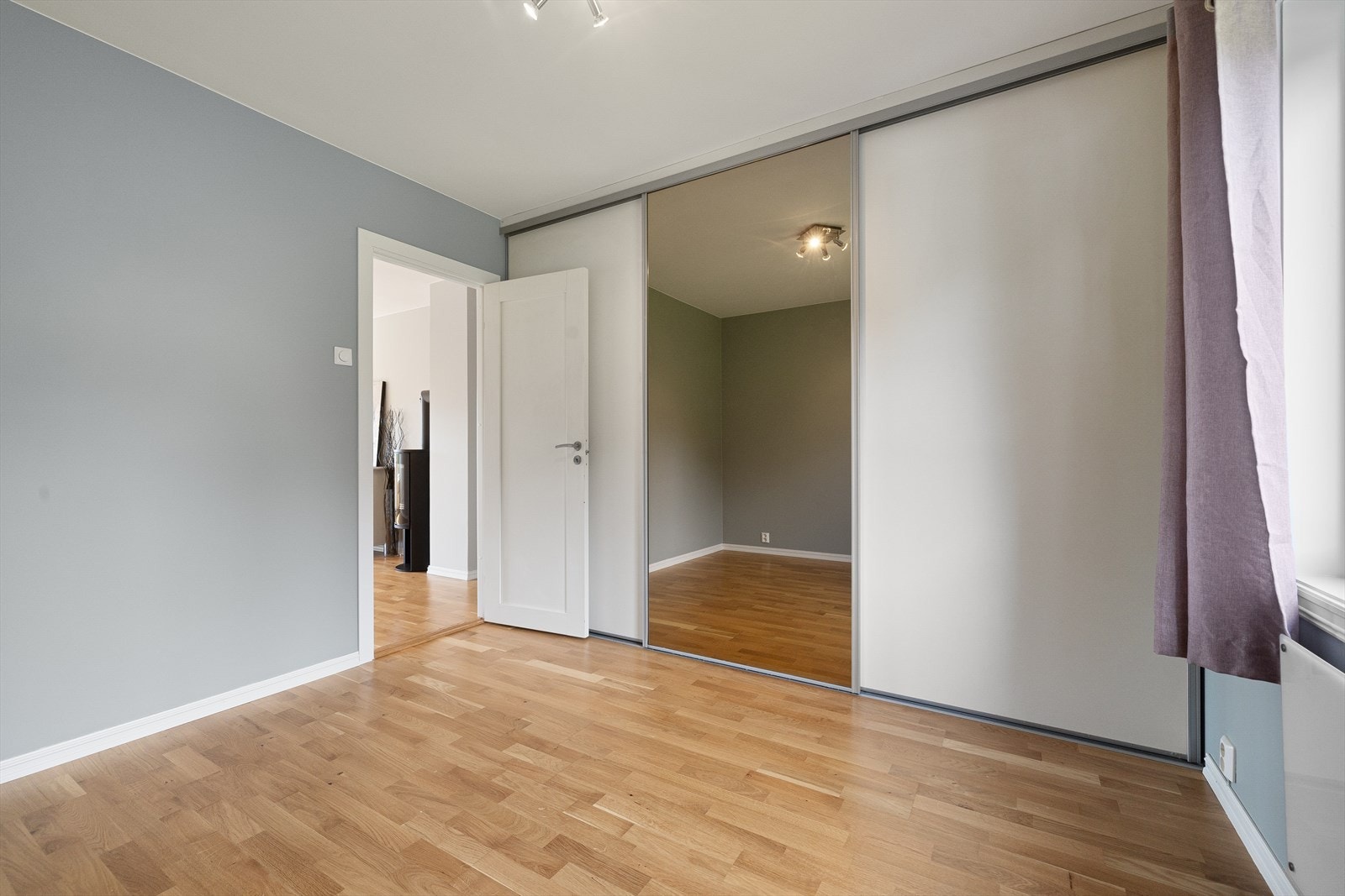Montert stor skyvedørsgarderobe med speil og god plass til oppbevaring. Galleribilde