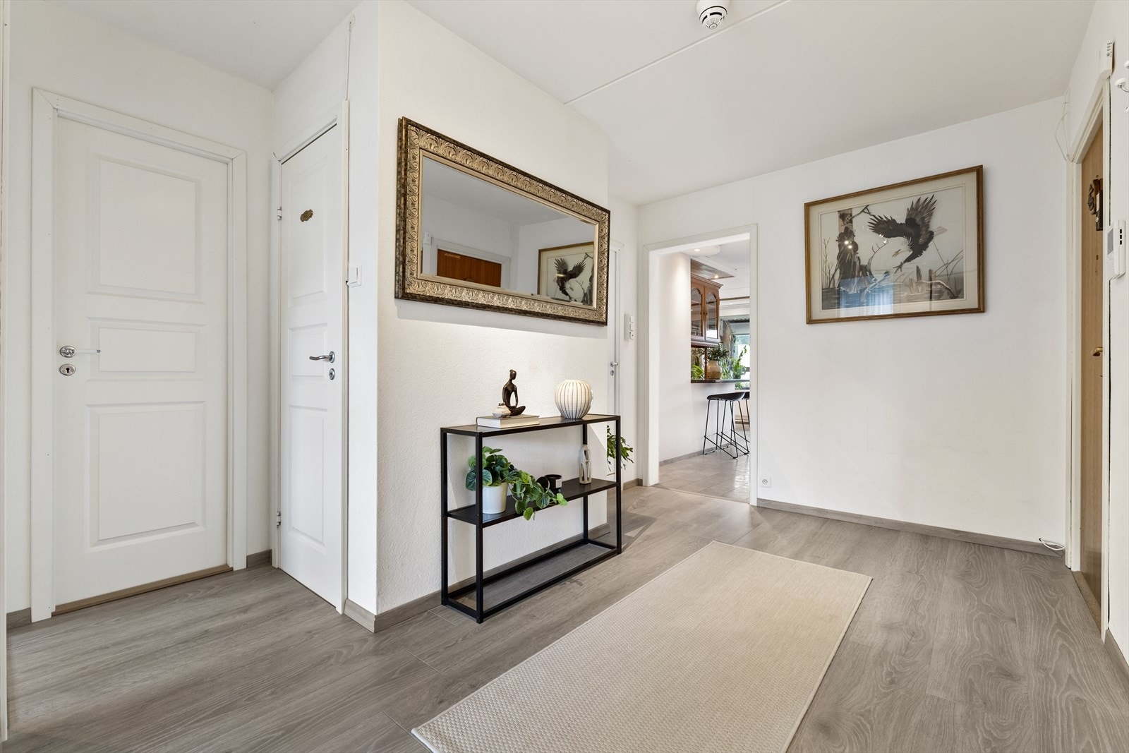 Entreen/gangen har moderne innredning og speil. Galleribilde