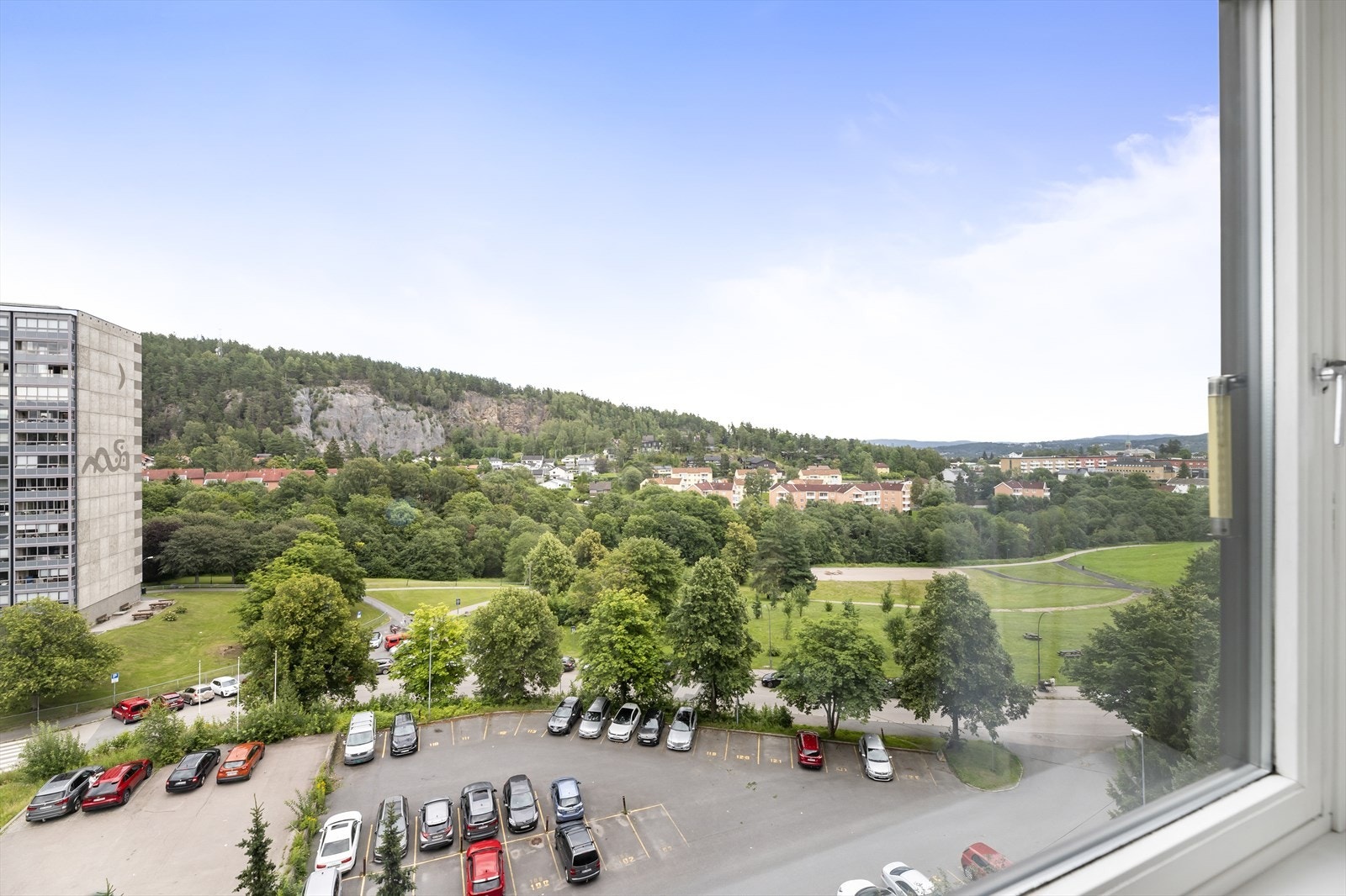 Utsikt fra soverommet mot parkeringsplass og grøntområder Galleribilde