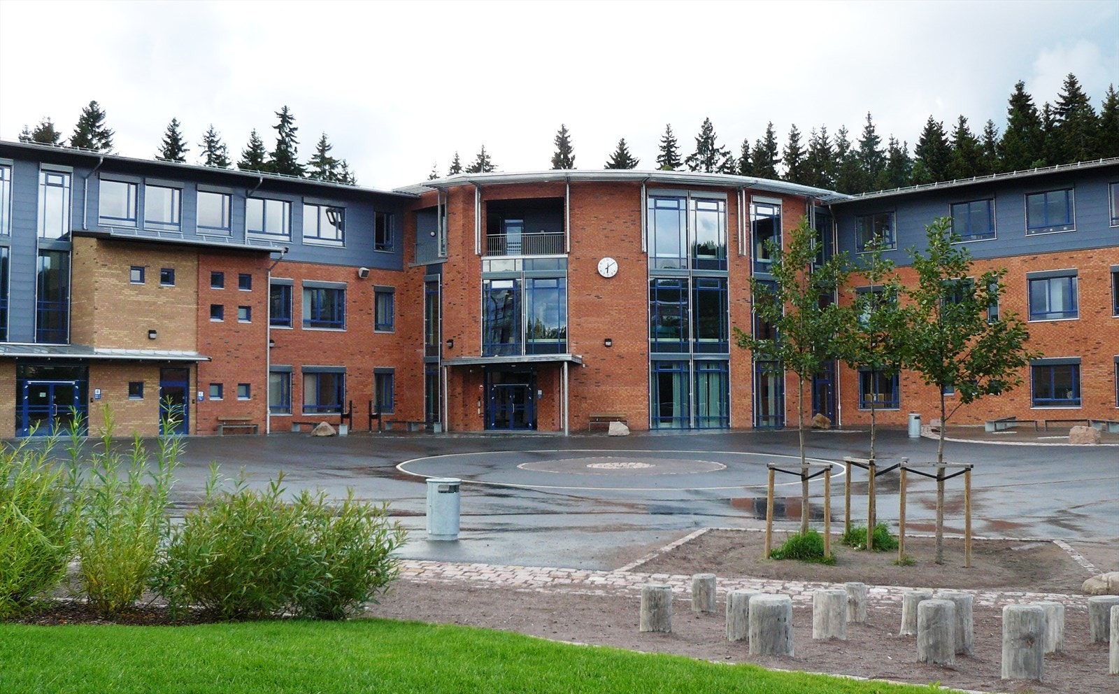 Ammerud skole er en barneskole fra 1-7 skole. Det er ca. 5 min fra boligen. Galleribilde