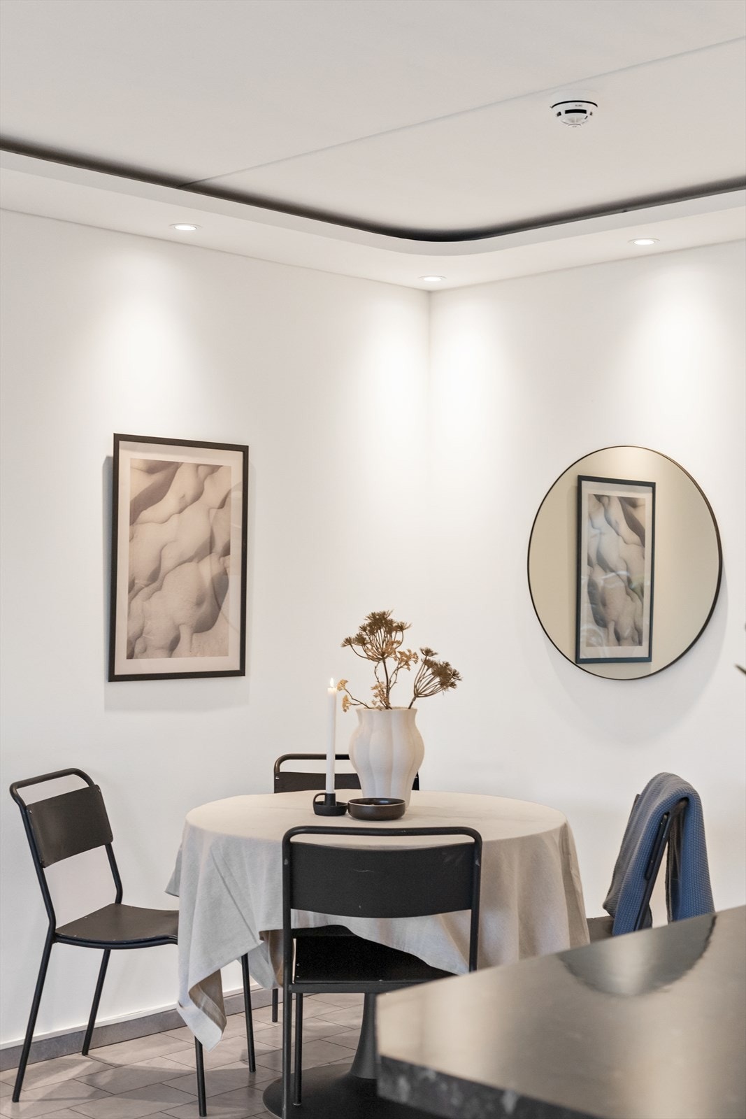 Koselig spiseplass i stuen med moderne dekorasjoner Galleribilde