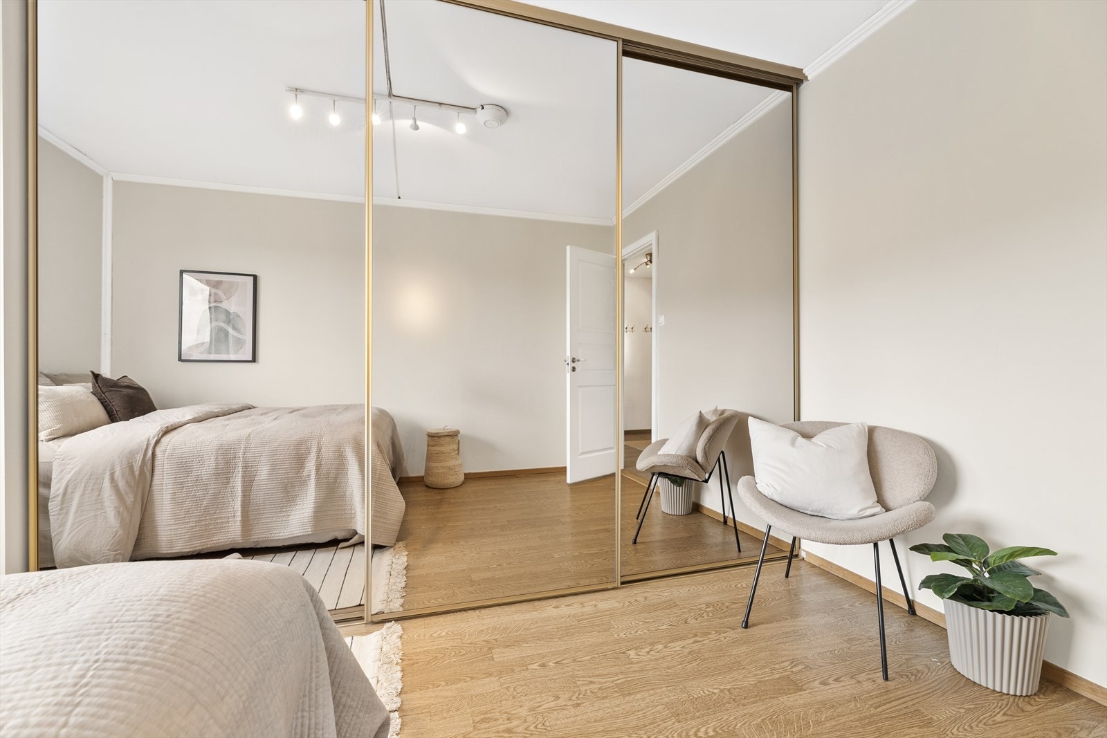 Soverommet har stor skyvedørsgarderobeskap med speilfronter. Galleribilde