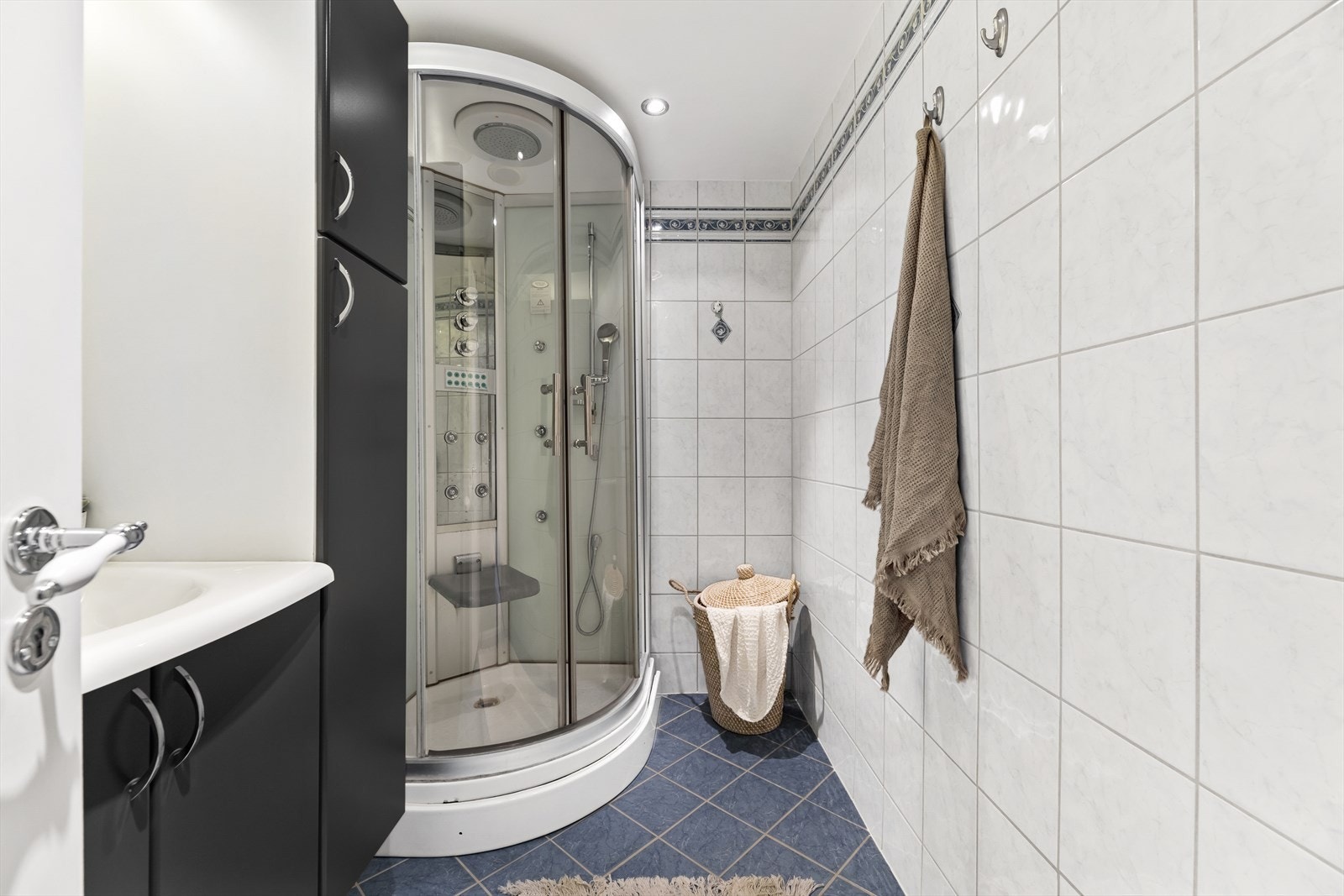 Flislagt bad fra 2012 med varmekabler i gulv. Dusjkabinett med flere funksjoner på badet Galleribilde