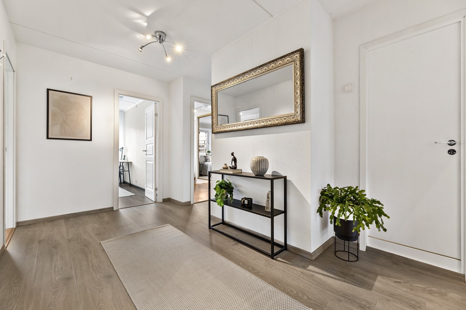 Entreen/gangen er åpen og lys som gir et godt førsteinntrykk av leiligheten. Galleribilde