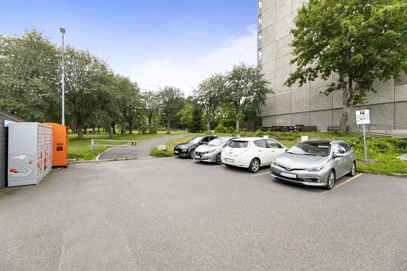 Borettslaget har både parkeringsplasser med elbil-lader og garasjer. Driftskontoret fordeler parkeringsplasser. Galleribilde