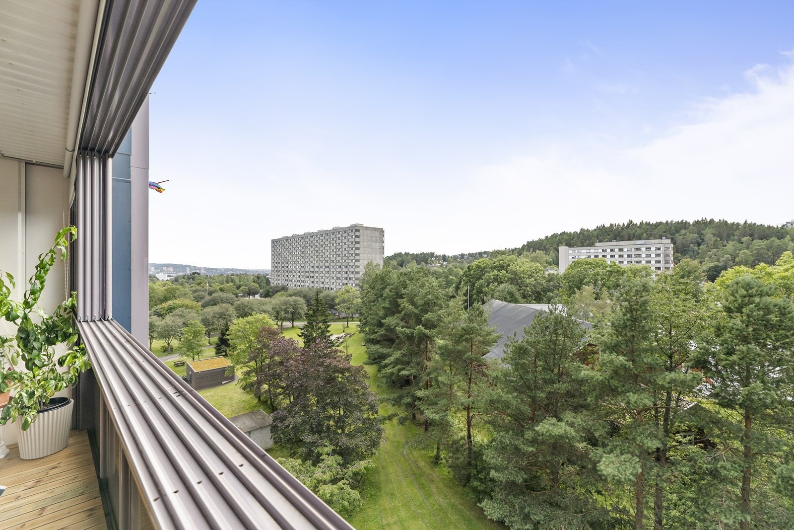Fantastisk utsikt fra balkongen mot grøntområder. Galleribilde