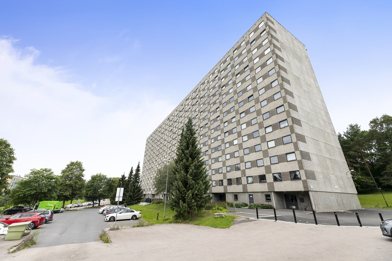 Fasade av bygget med parkeringsplass foran Galleribilde