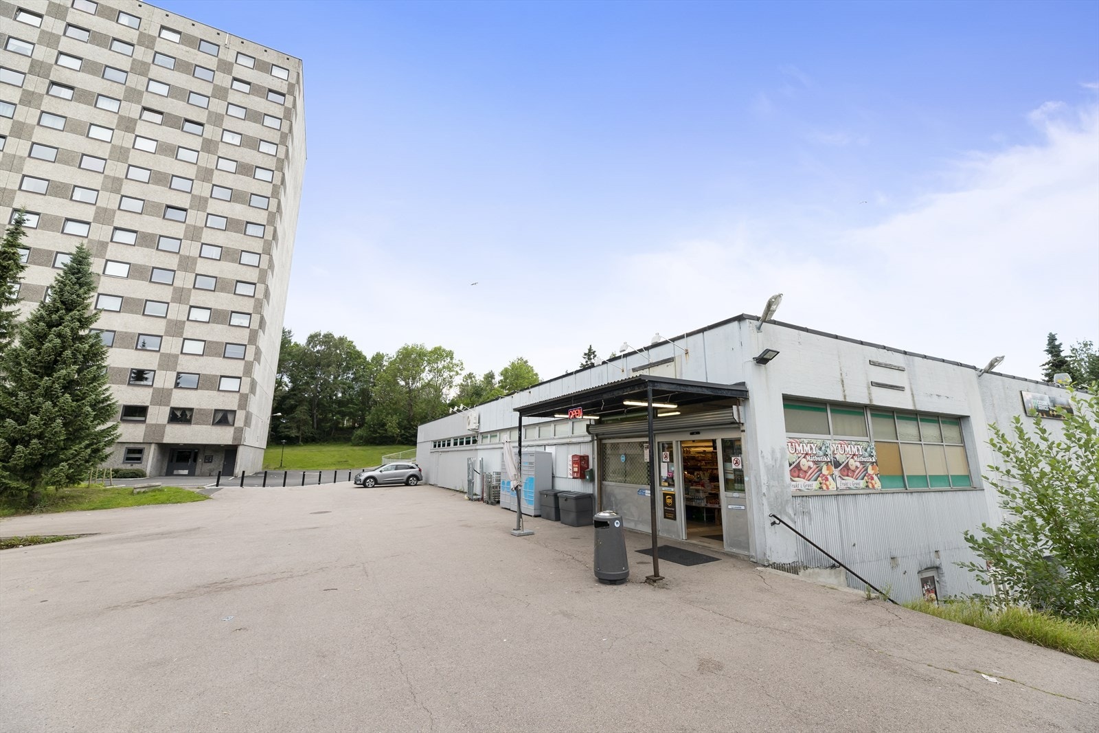 Søndagsåpne Tala dagligvare ligger rett ved blokken. Man kan se inngangspartiet i bildet. Galleribilde
