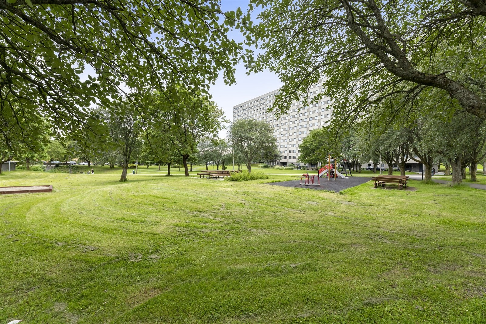 Lekeplass for barna i nærheten av blokka. Galleribilde