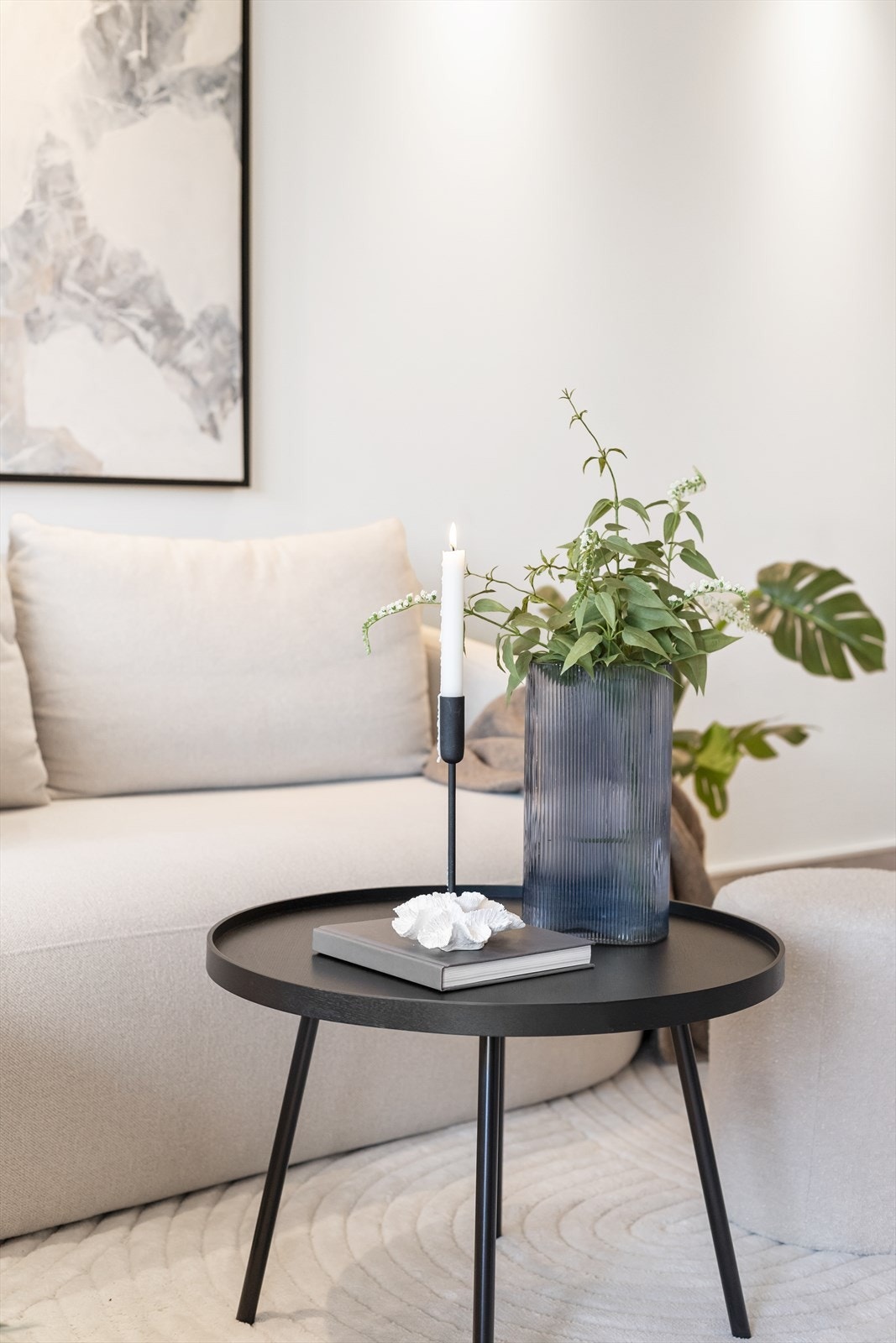 Detalj av stuen med sofakrok og dekorasjoner Galleribilde