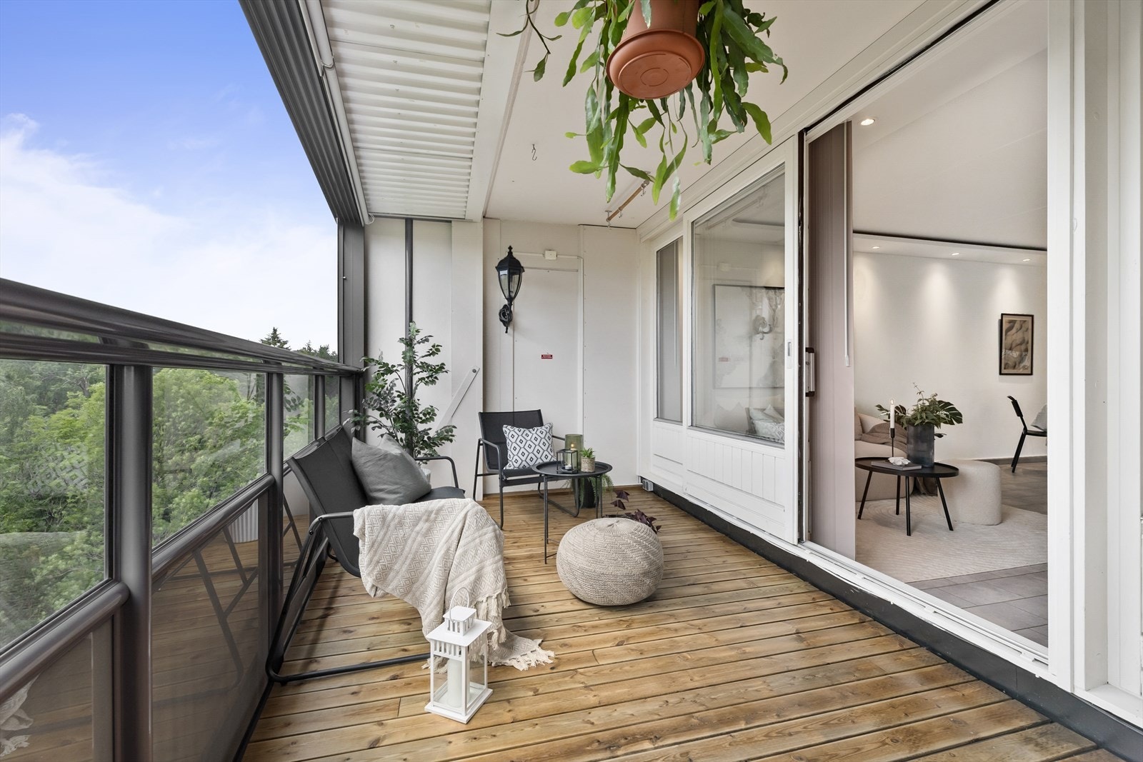 Stor vestvendt innglasset balkong på 12,4 m² med plass til balkongmøbler og planter etter eget ønske. Galleribilde