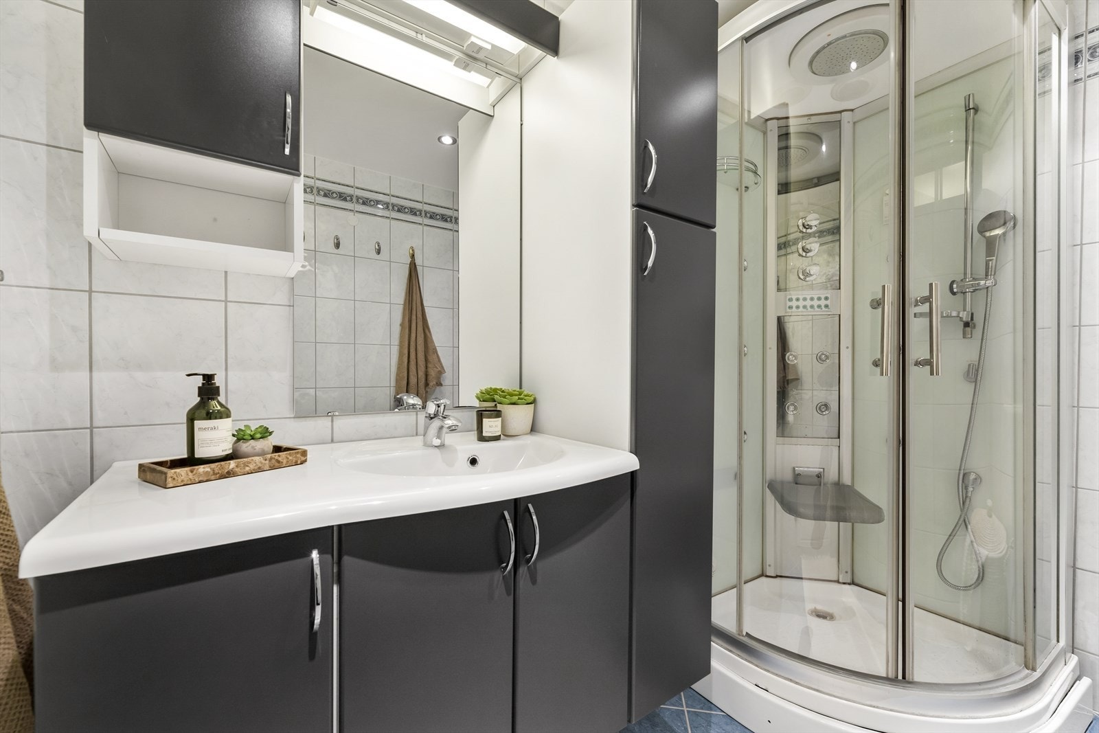 Dette badet har dusjkabinett og god oppbevaringsplass. Galleribilde