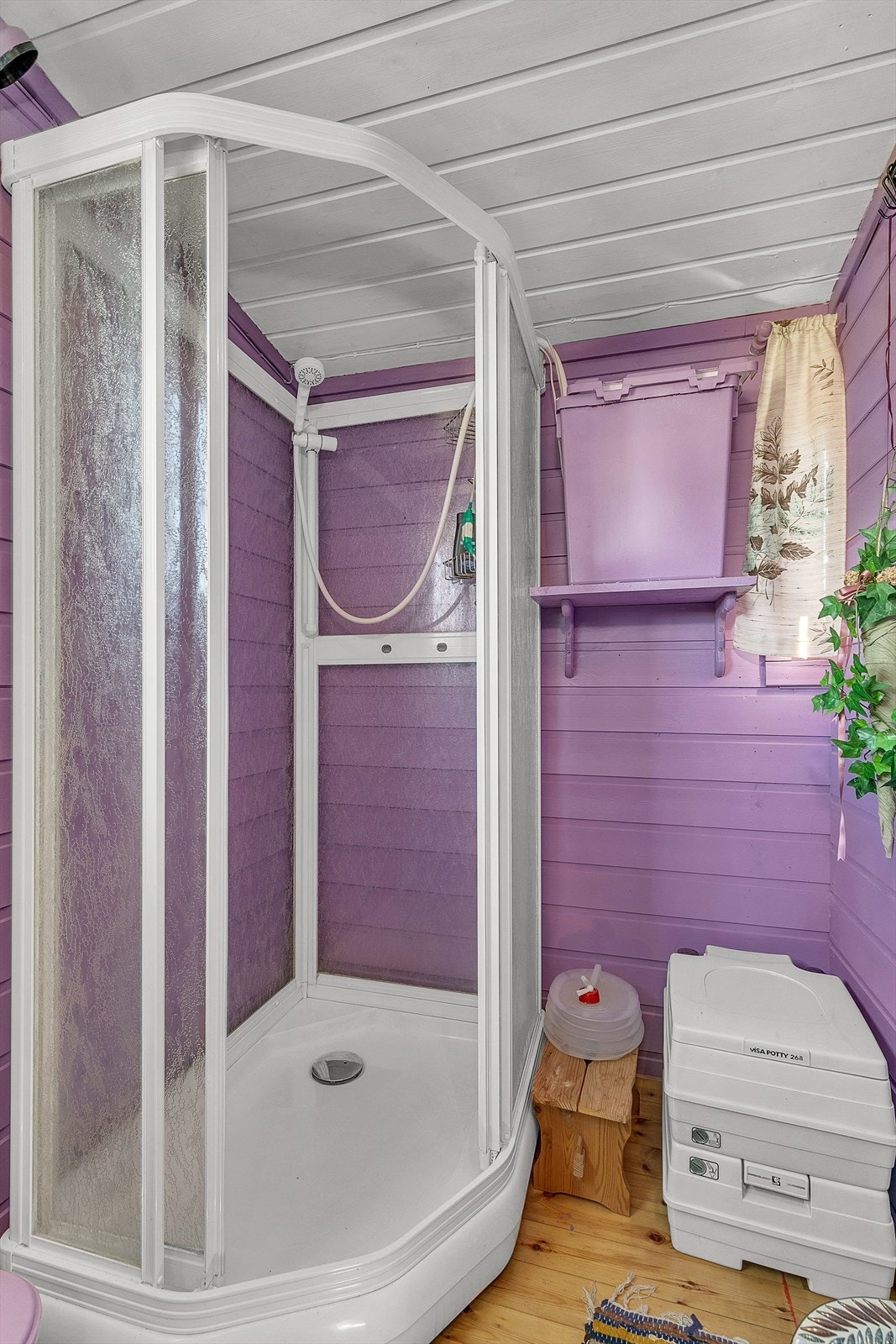 Hytte - Bad. Praktisk dusjkabinett. Her foreligger det også mulighet for Cinderella på gass. Galleribilde