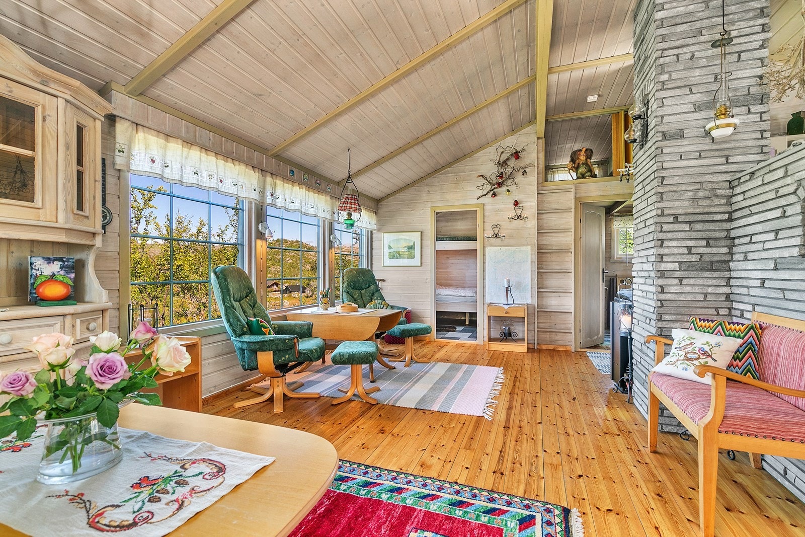 Store vinduer som sørger for godt med lysinnslipp. Galleribilde