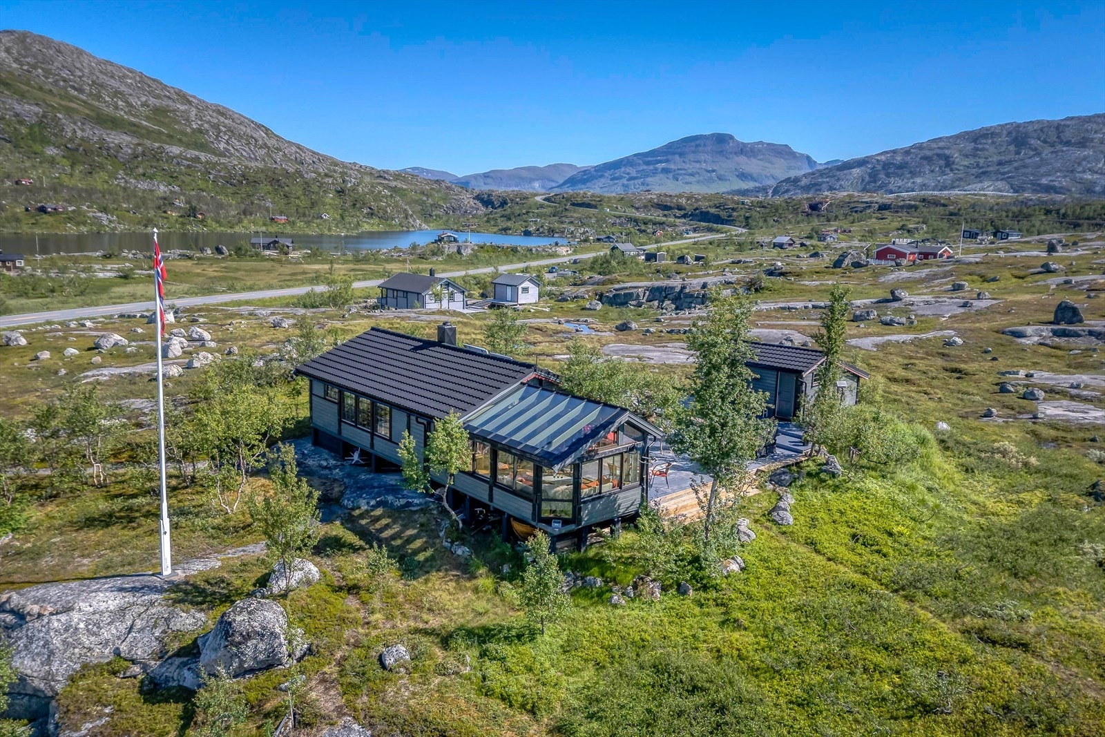 Enkel tilkomst til eiendommen med kort vei fra parkeringen. Galleribilde