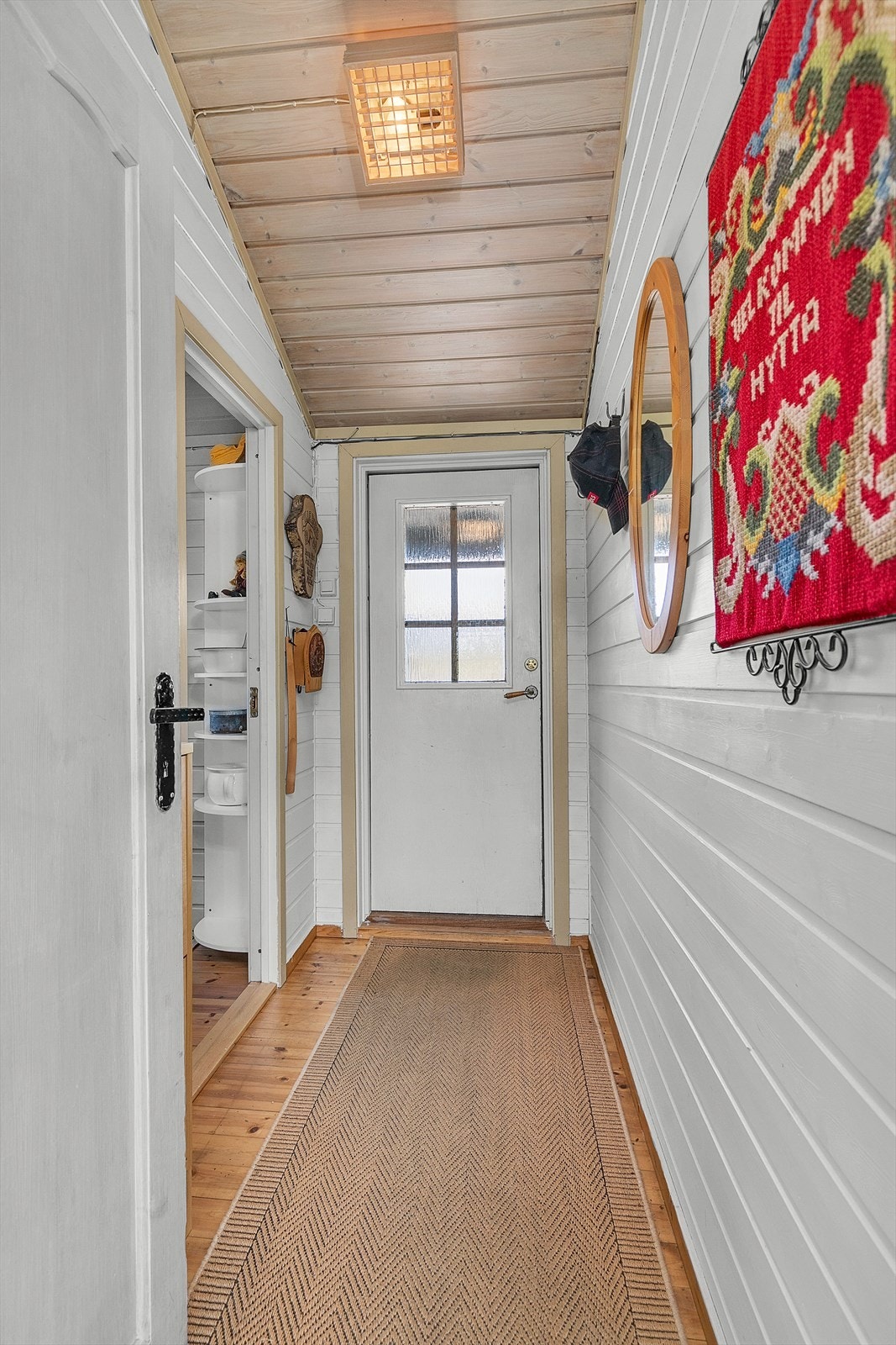 Praktisk entré med plass for oppheng av yttertøy. Galleribilde