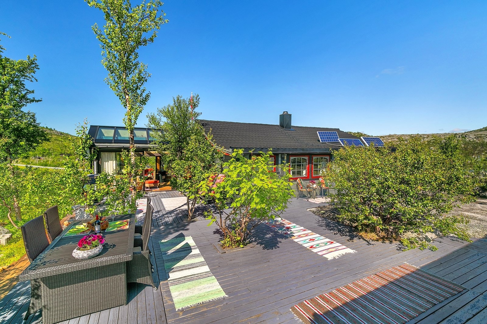 Stor terrasse med god plass for diverse utemøblement. Galleribilde