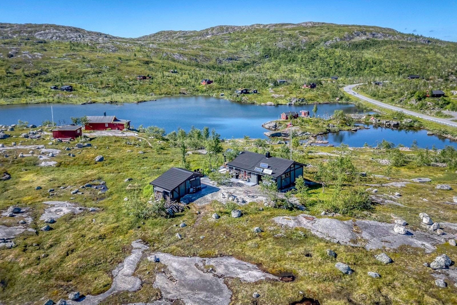 Flotte omgivelser med umiddelbar nærhet til Nordstrømvatn og turmuligheter. Galleribilde