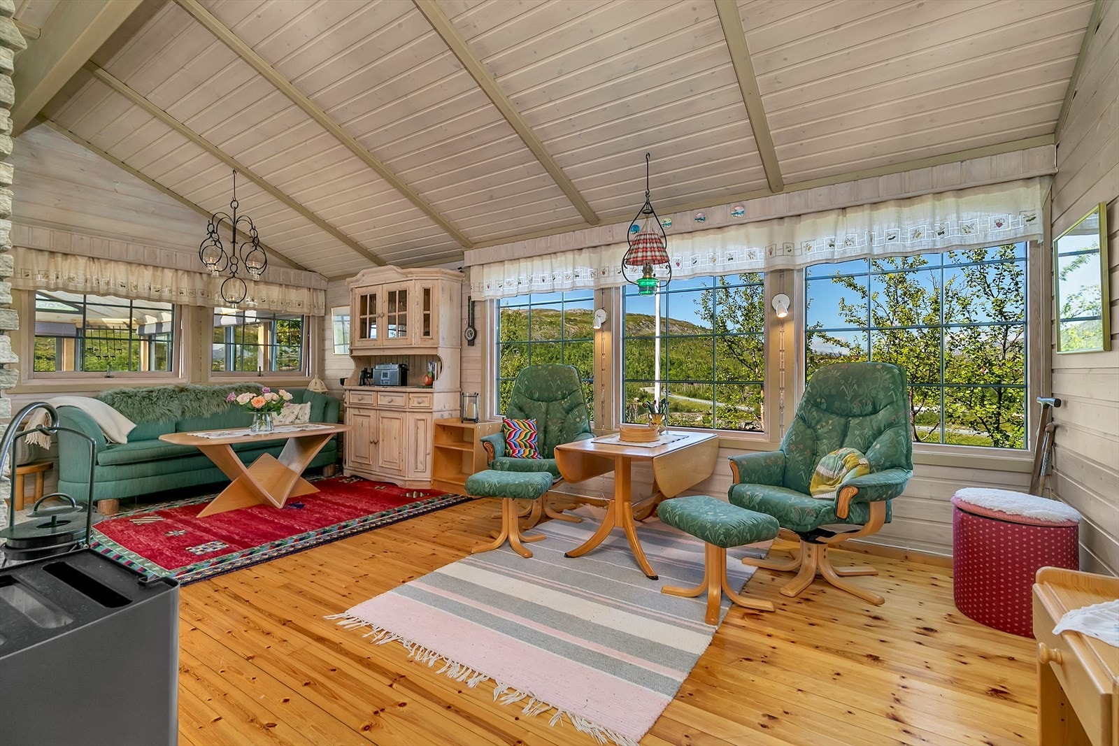 Romslig stue med god plass for møblering. Galleribilde