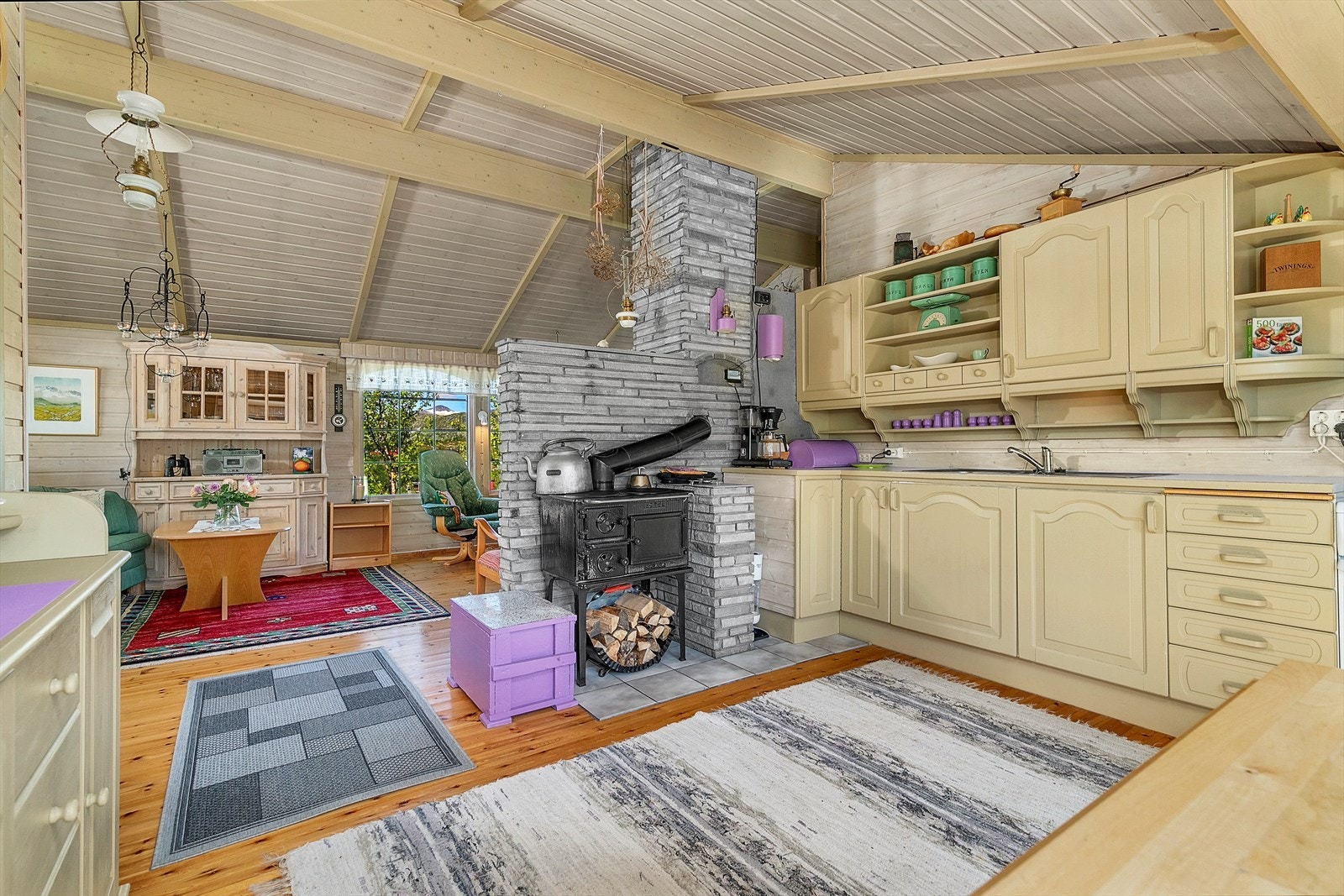 Kjøkken som er i delvis åpen løsning med stue. Galleribilde