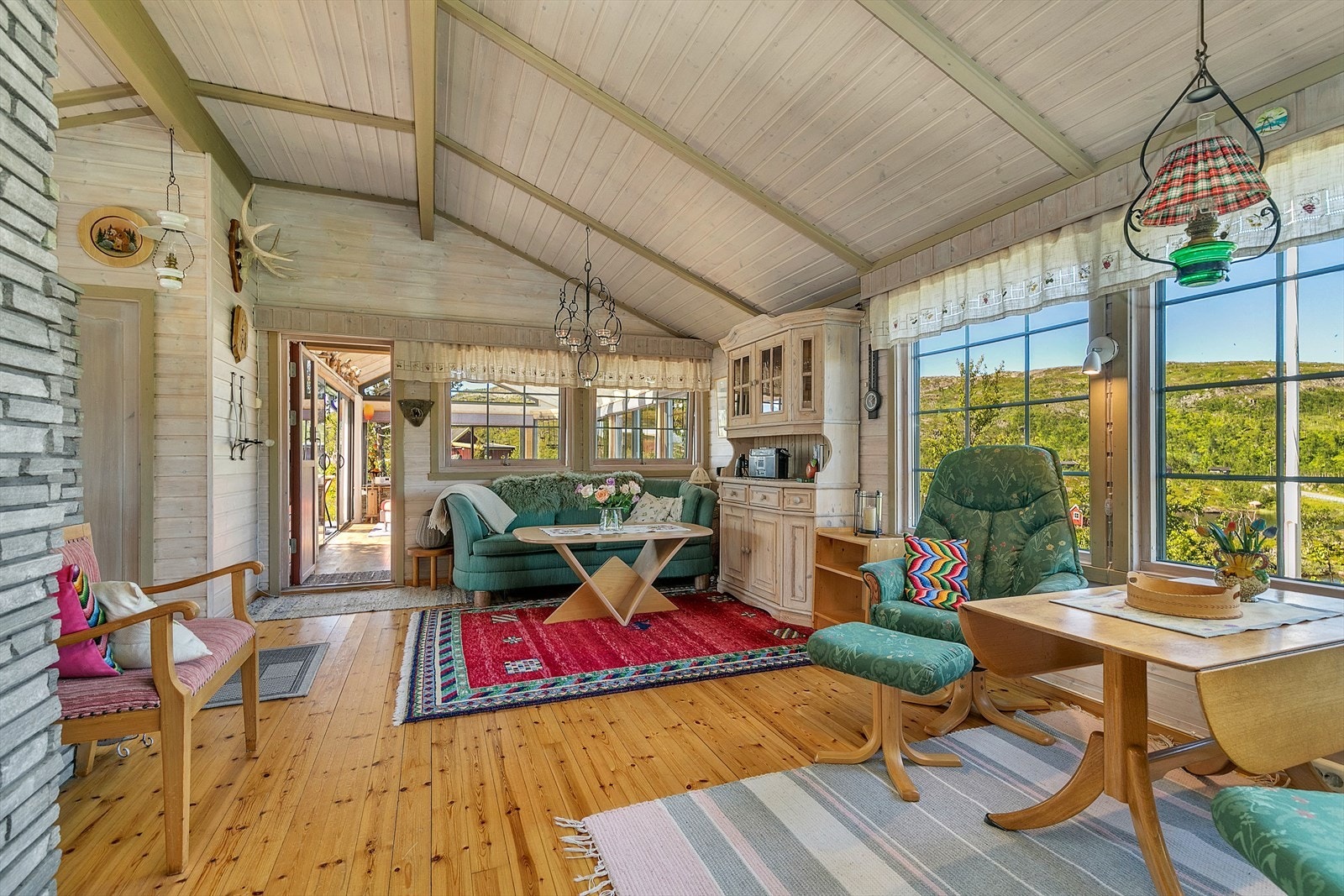 Direkte utgang til utestue fra stue. Galleribilde