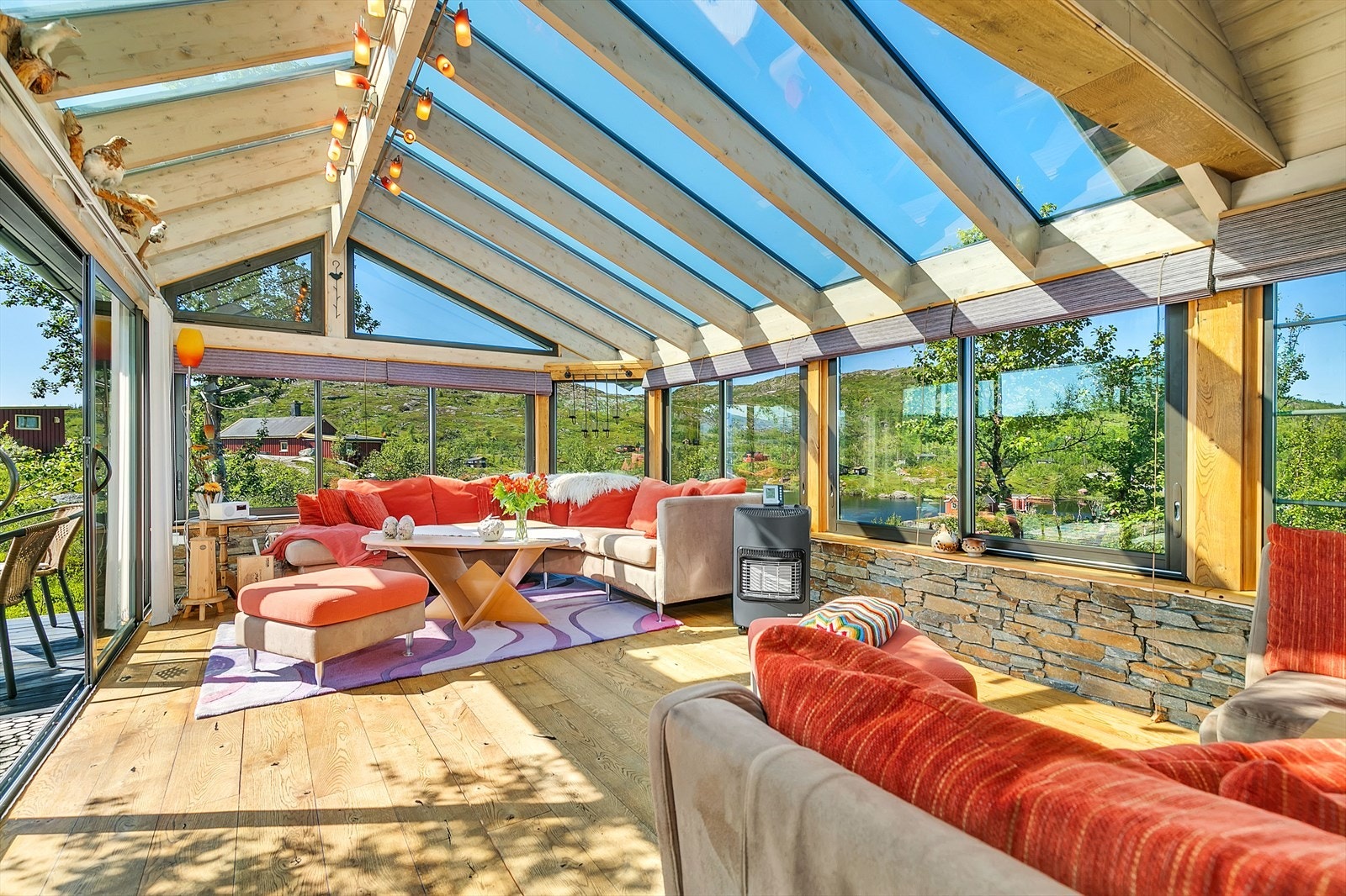 Flott fritidseiendom med hytte, uthus, utestue og boder. Galleribilde