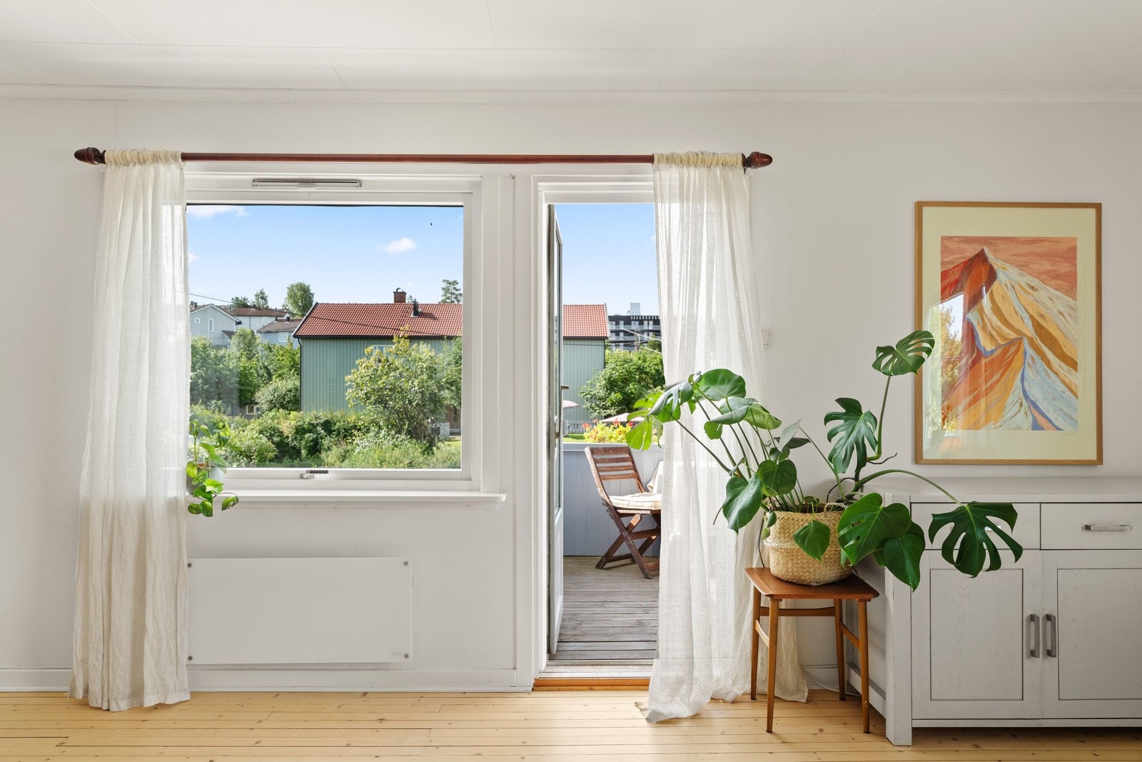 Fra stuen er det utgang til en herlig sørvestvendt balkong. Galleribilde