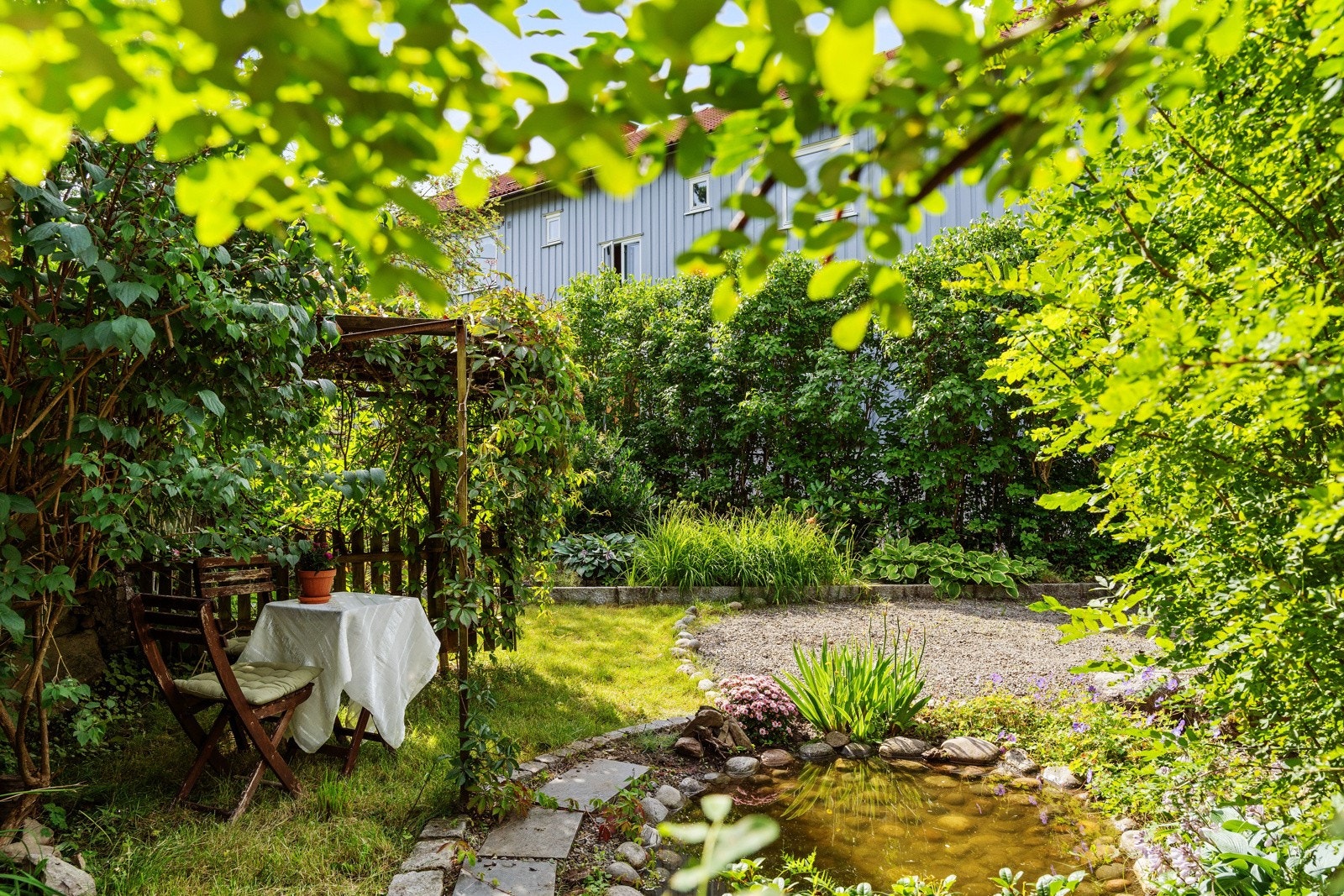 Idyllisk hageparsell som disponeres av selger Galleribilde