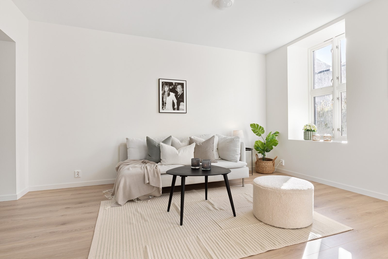 Stuen er lett å møblere med god plass for sofa og tilhørende møblement Galleribilde