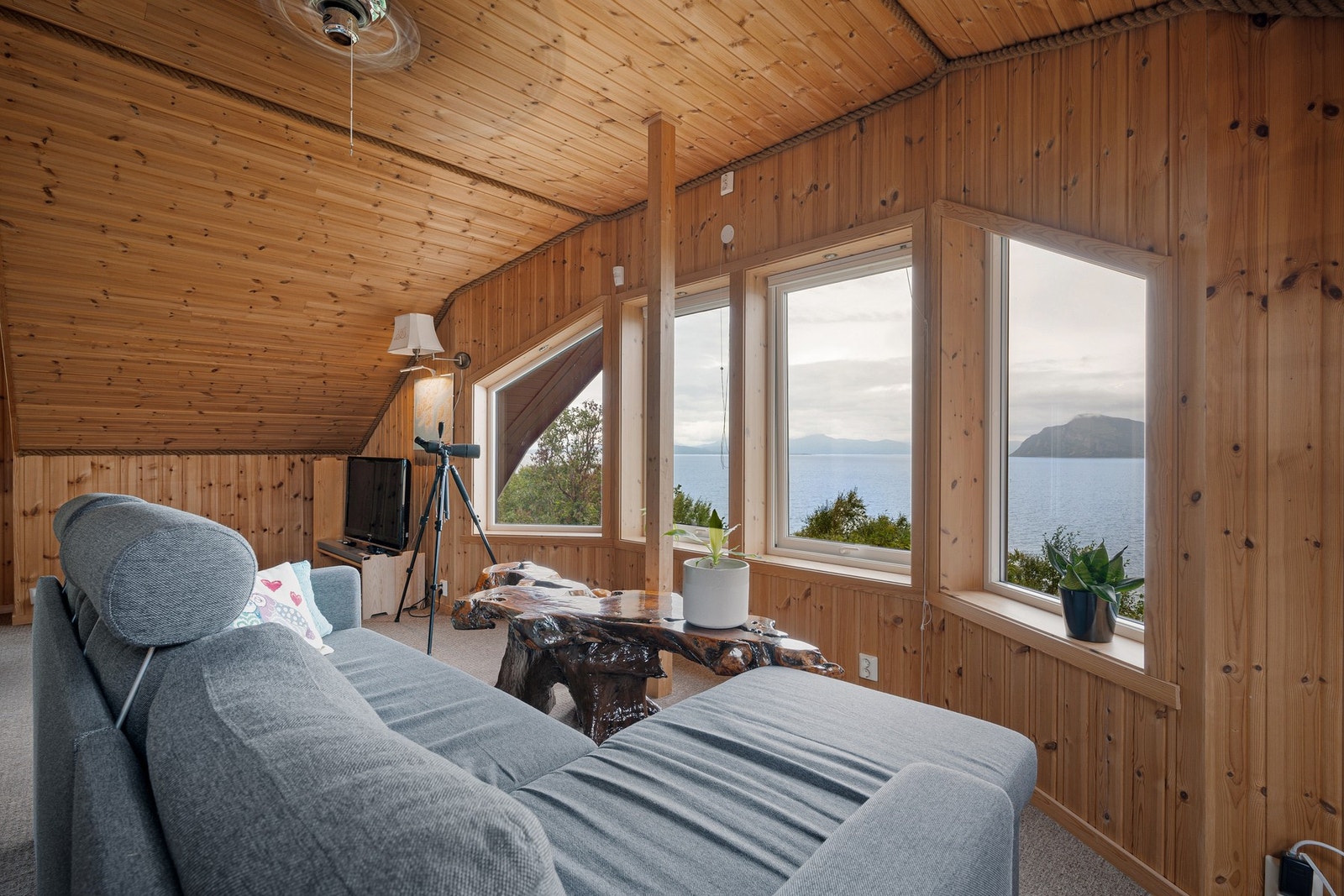 Loftsstuen har panoramautsikt over havet! Galleribilde