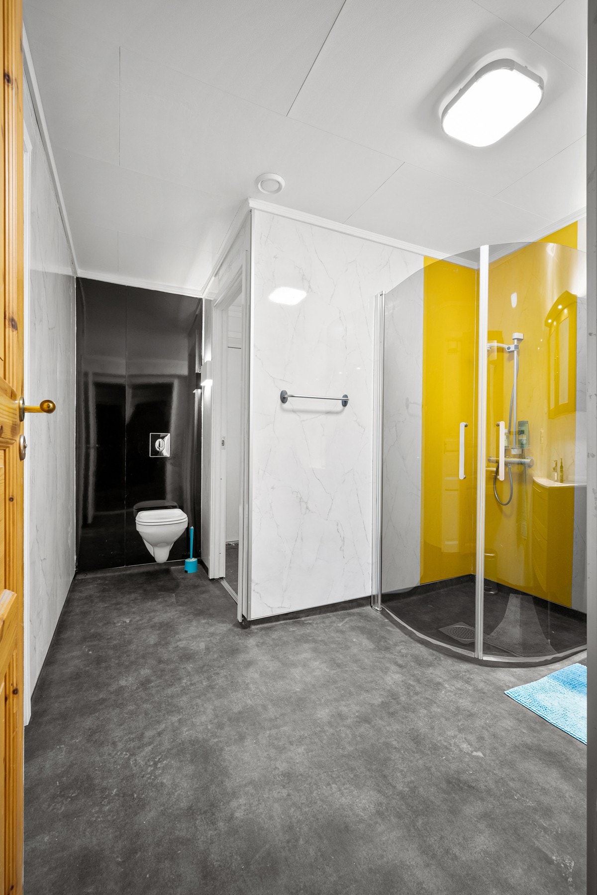 Vinylgulv med varme og dusjhjørne med glassdører Galleribilde