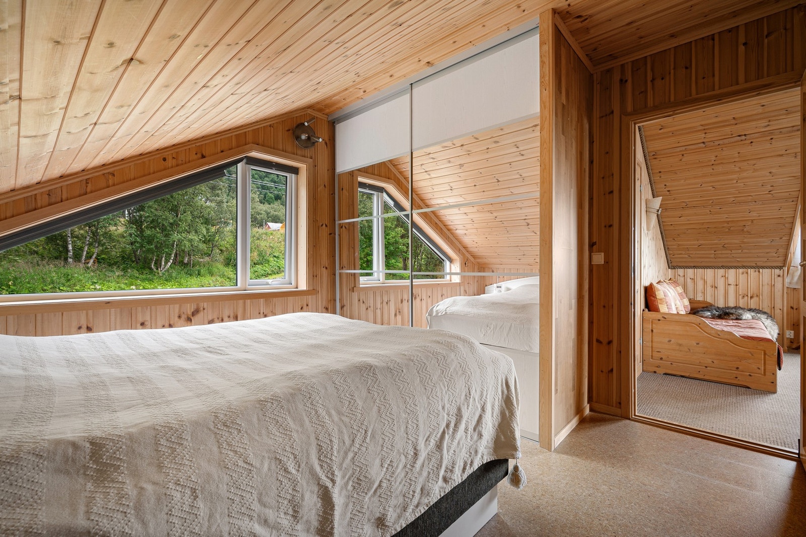 Soverom med skyvedørsgarderobe Galleribilde