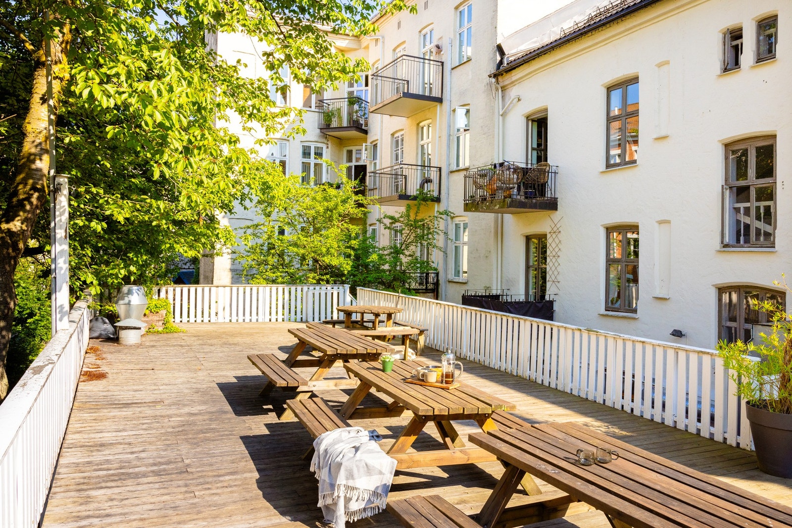 Felles opparbeidet gårdsrom med flere sittegrupper. Galleribilde