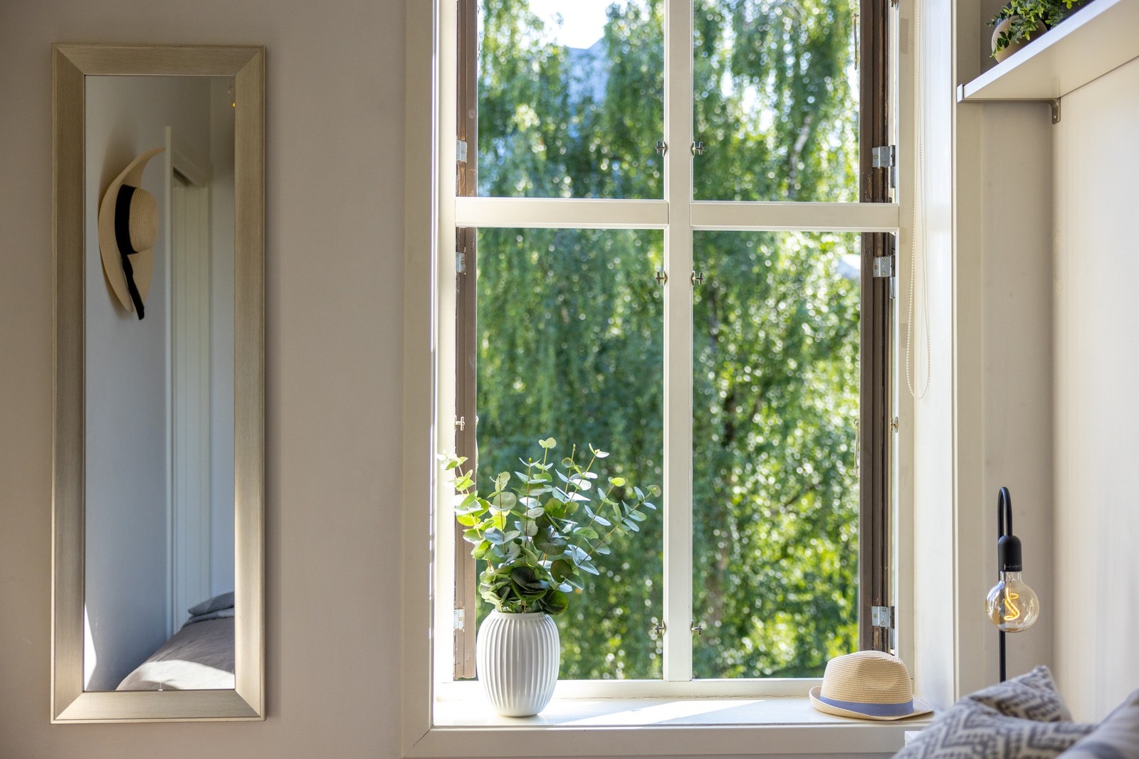 Flott og frodig utsyn også fra soverommet. Galleribilde