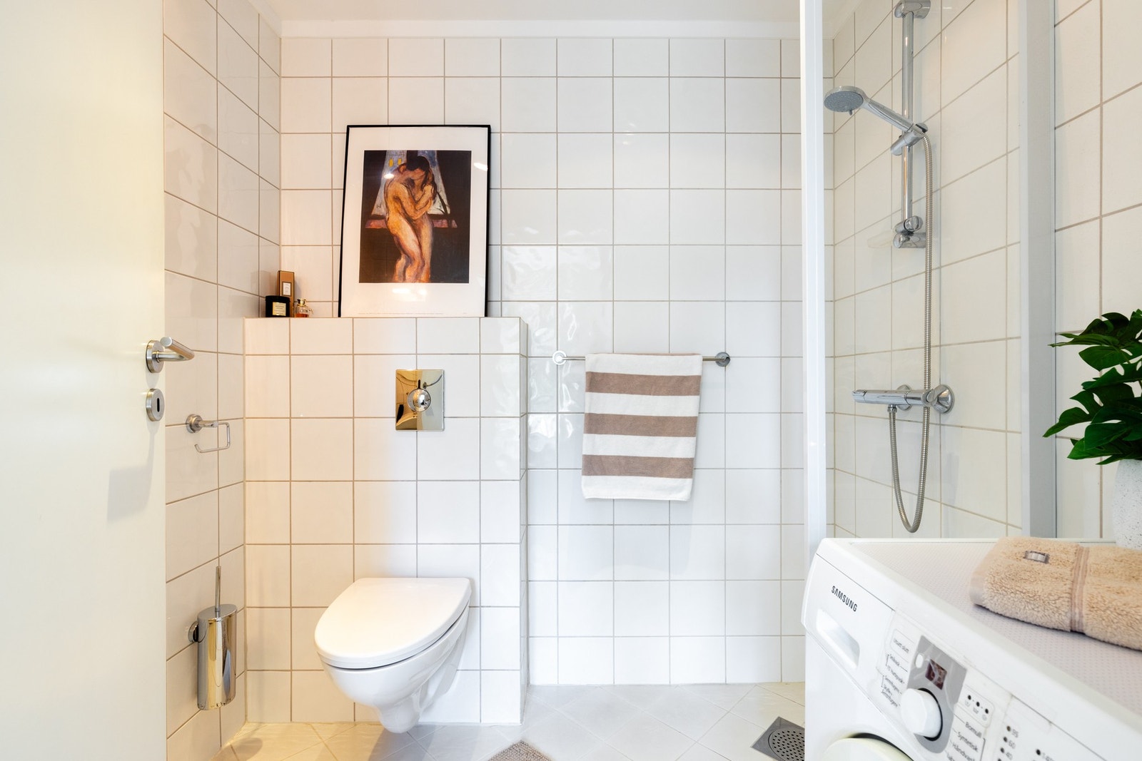Pent, flislagt bad med gulvvarme. Galleribilde