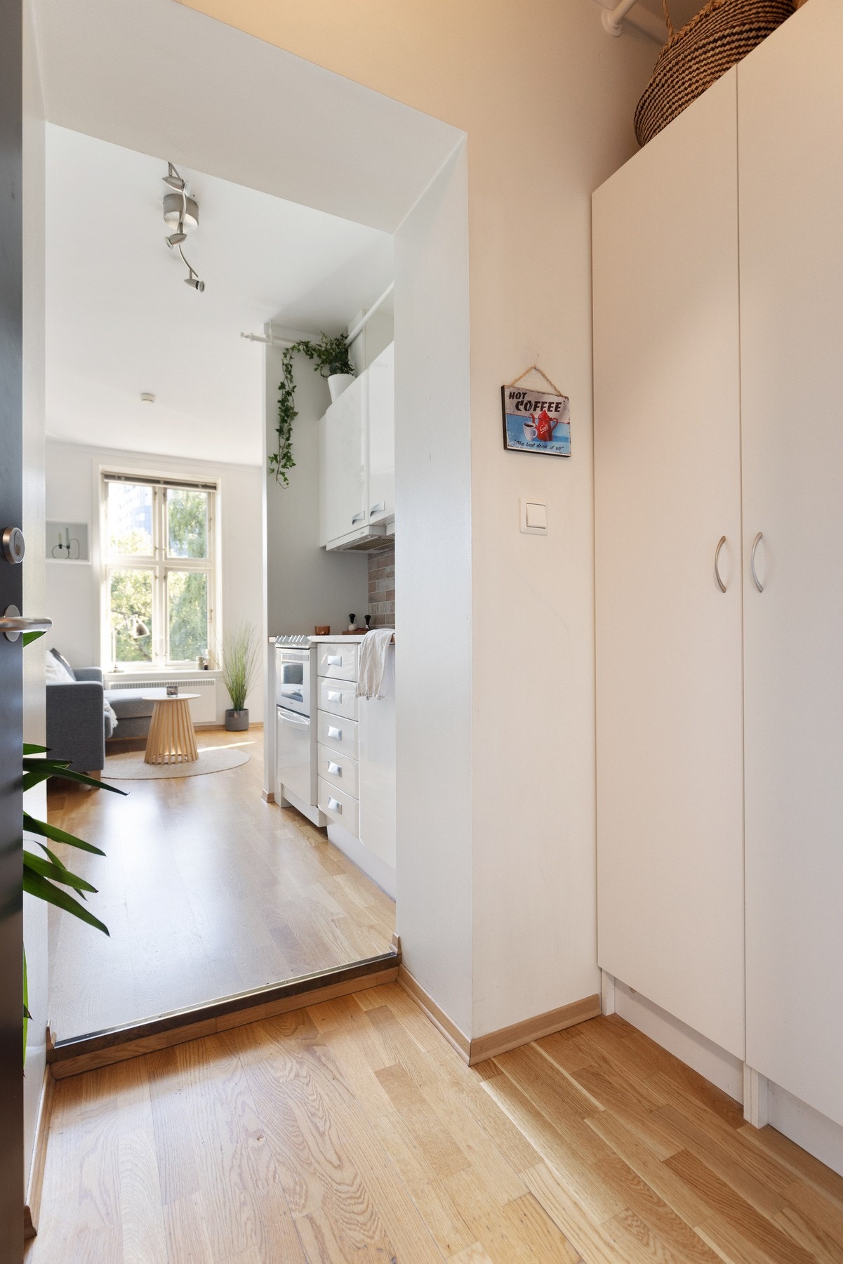 Velkommen inn til det som kan bli ditt nye hjem! Her møtes du av en lys entré som gir et umiddelbart godt inntrykk av leiligheten. Galleribilde