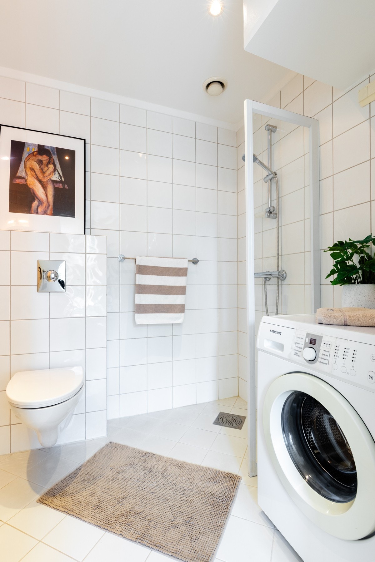 Det er opplegg for vaskemaskin på badet. Galleribilde