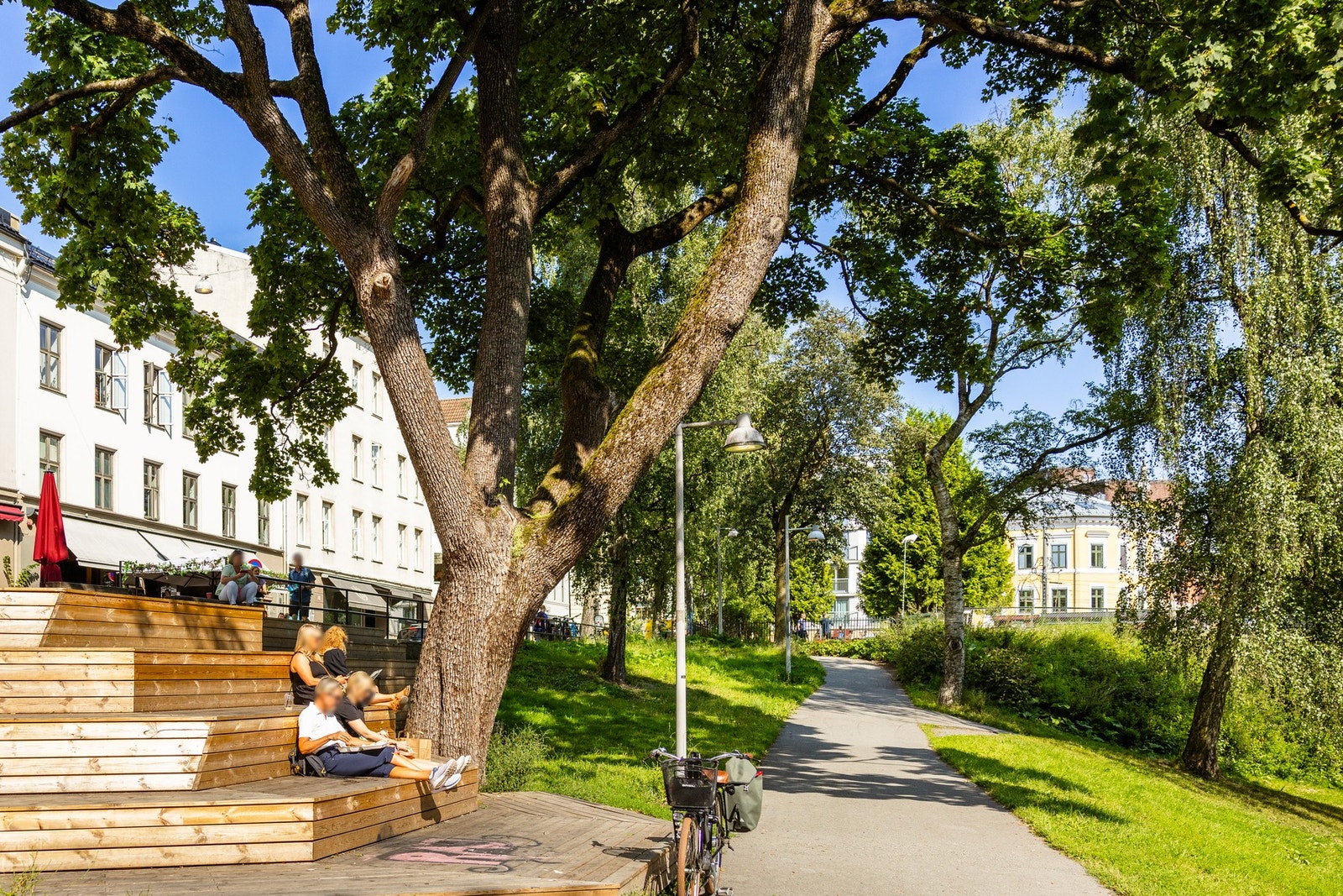 En av de største fordelene med å bo sentralt er et utbredt kollektivtilbud. Bor du på nedre Grünerløkka er dette intet unntak. Det er holdeplass for flere buss- og trikkelinjer kun et par minutters gange unna, ellers er det en kort spasertur til Oslo S so Galleribilde